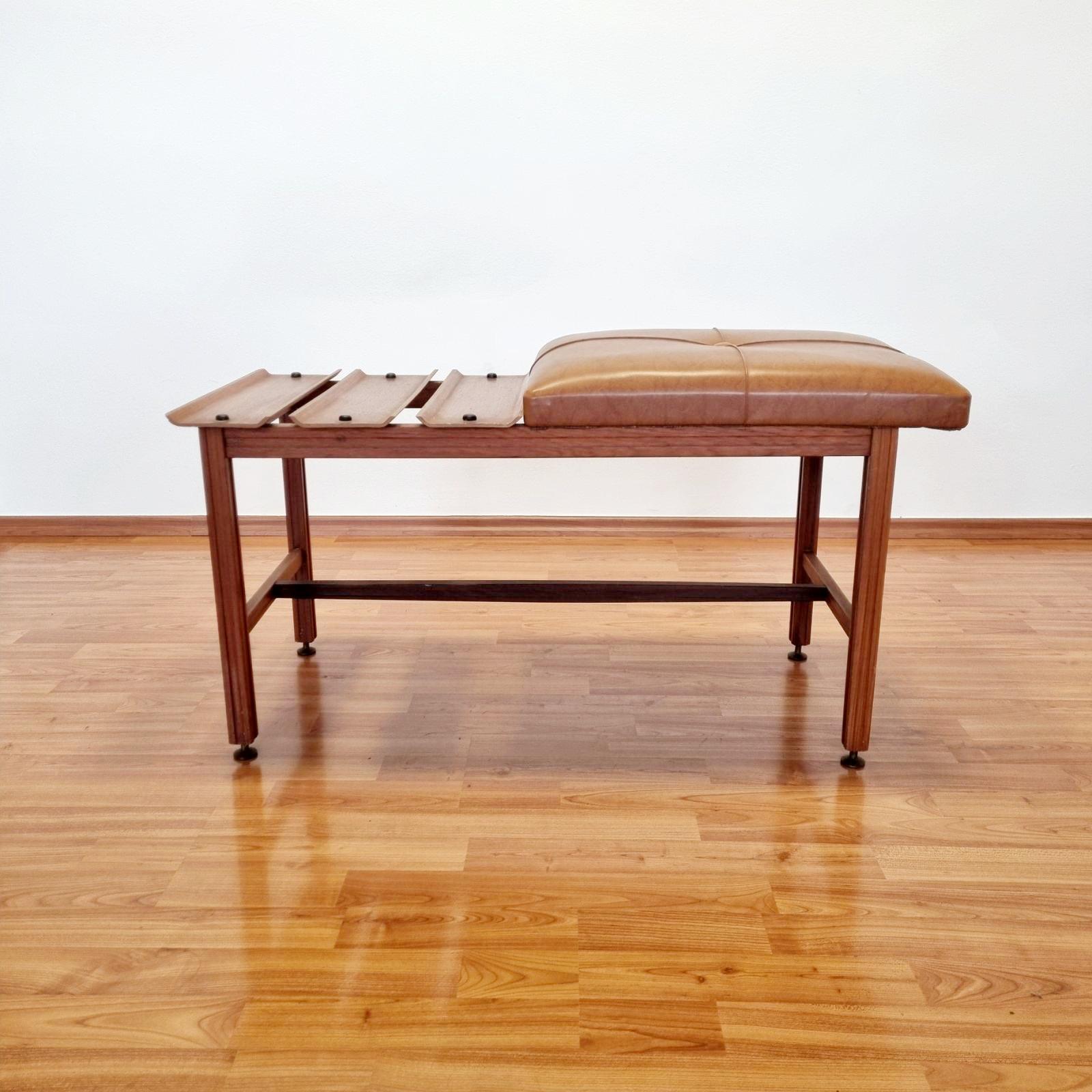 Joli banc d'entrée moderne Scandinavian avec siège.
Fabriqué en Italie à la fin des années 60