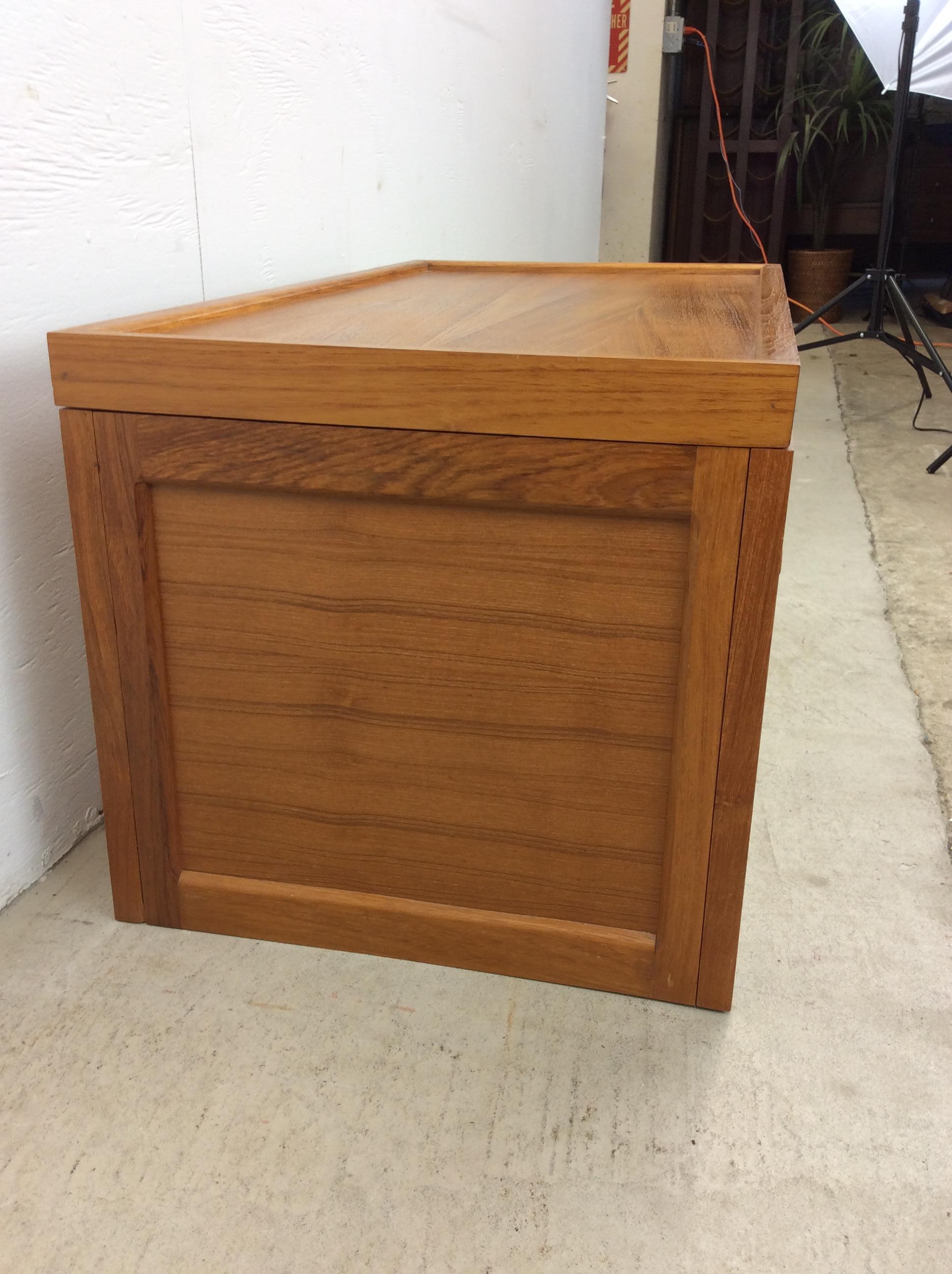 Scandinavian Modern Teak Blanket Trunk Chest In Excellent Condition For Sale In Freehold, NJ
