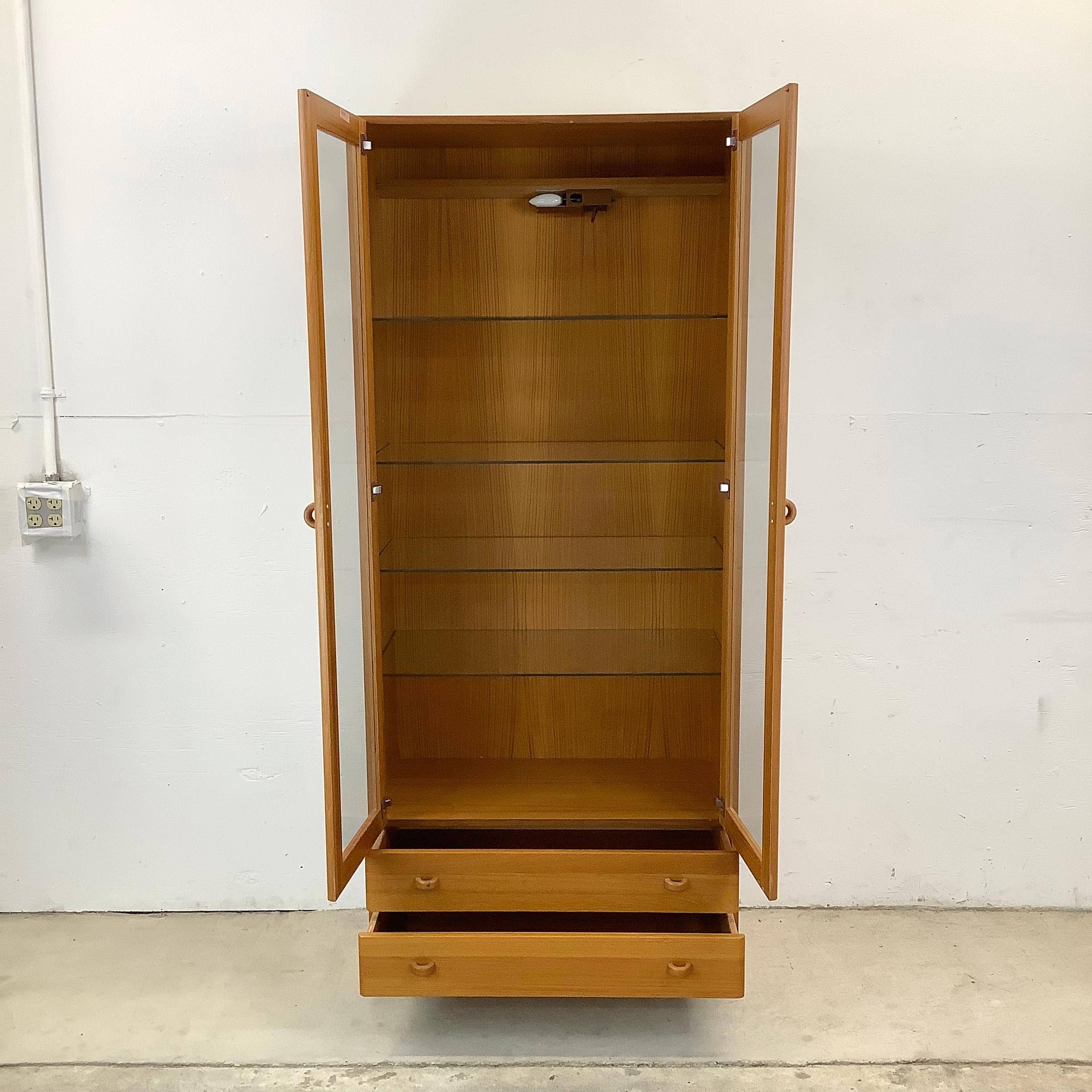 Step into the realm of timeless Scandinavian design with this magnificent teak bookcase cabinet from Domino Mobler. The understated elegance and quintessential mid-century modern aesthetic of this piece radiates a warm, inviting atmosphere that only