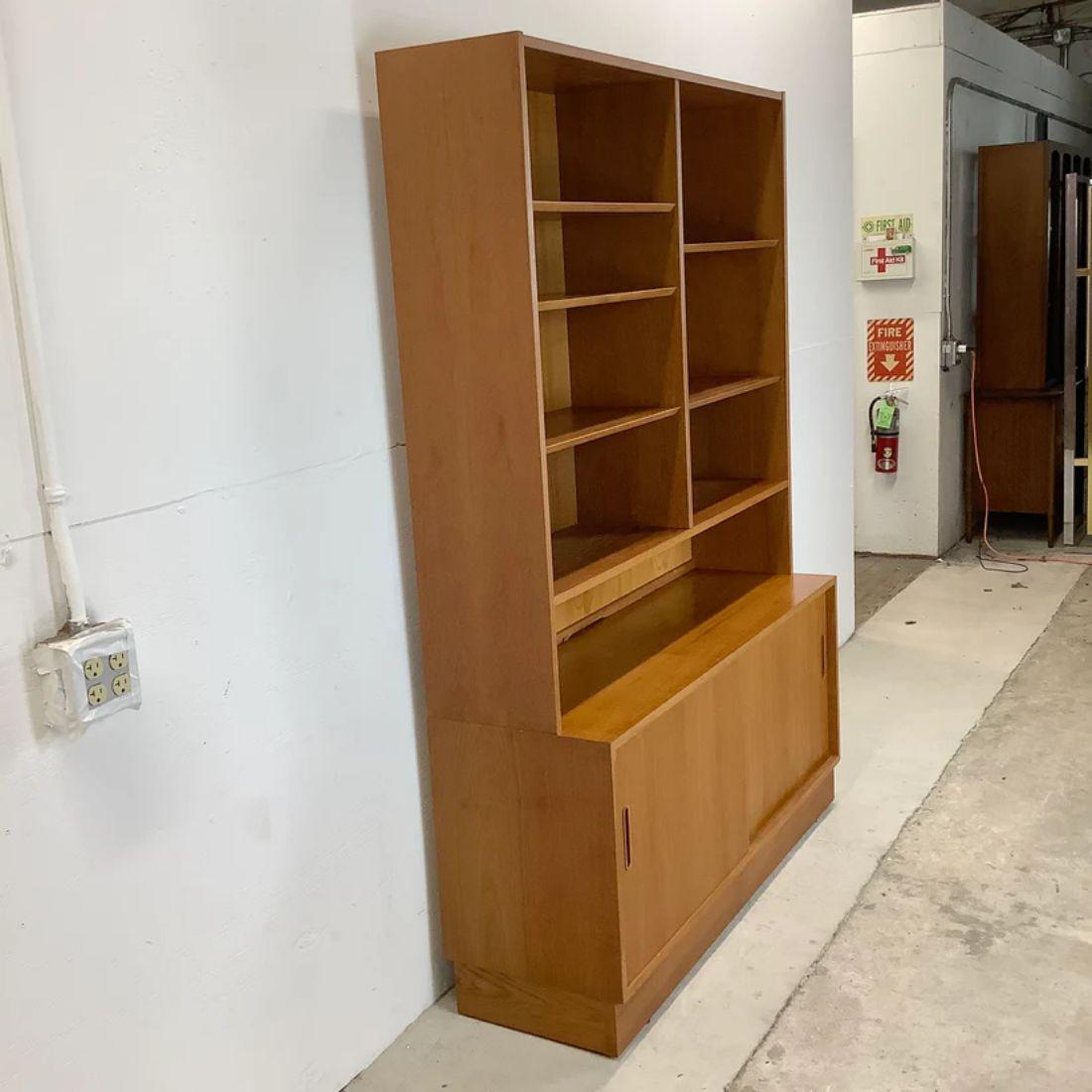 Scandinavian Modern Teak Bookcase with Cabinet by Poul Hundevad In Good Condition In Trenton, NJ