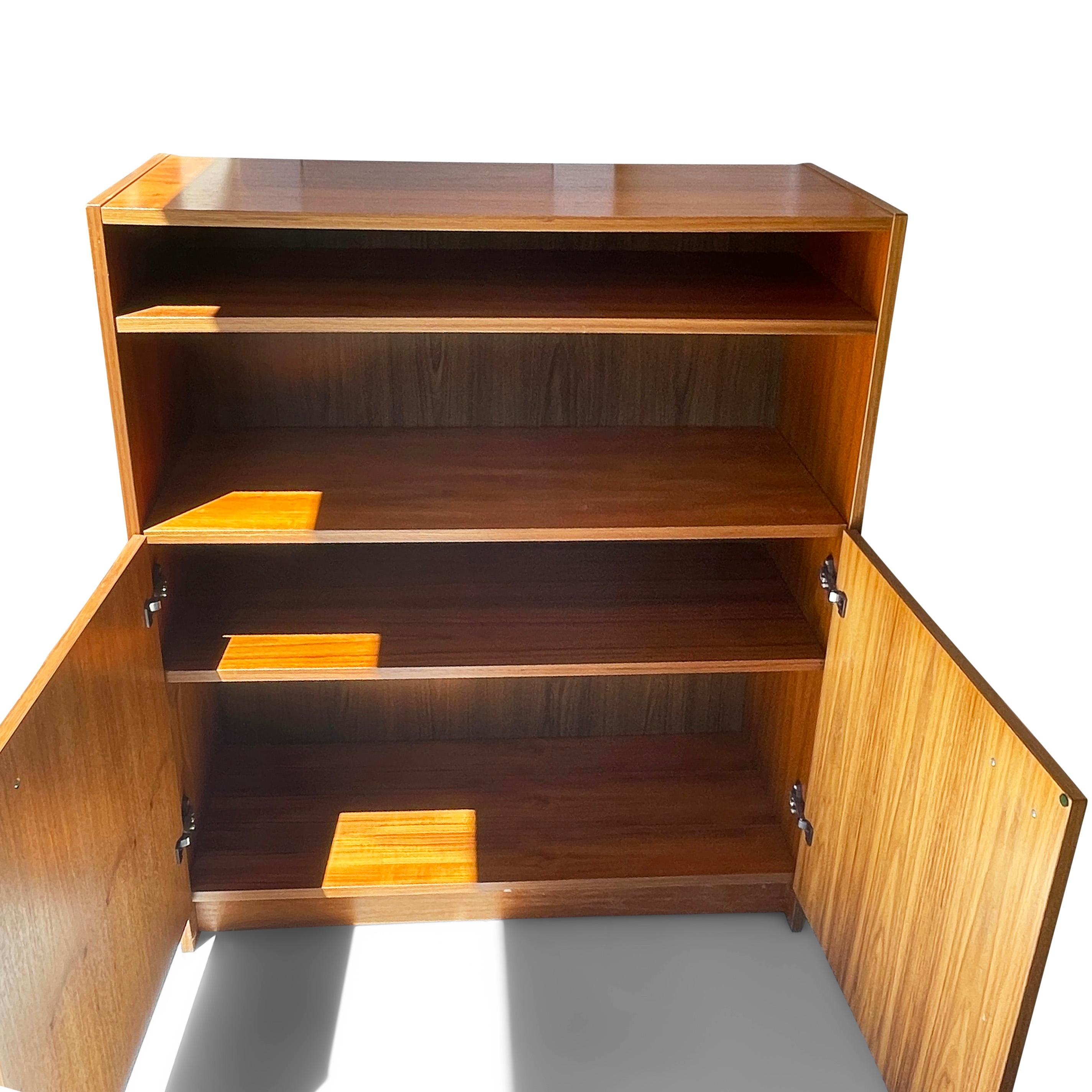 The Modern Scandinavian Teak Bücherregal mit Türen (Skandinavische Moderne) im Angebot