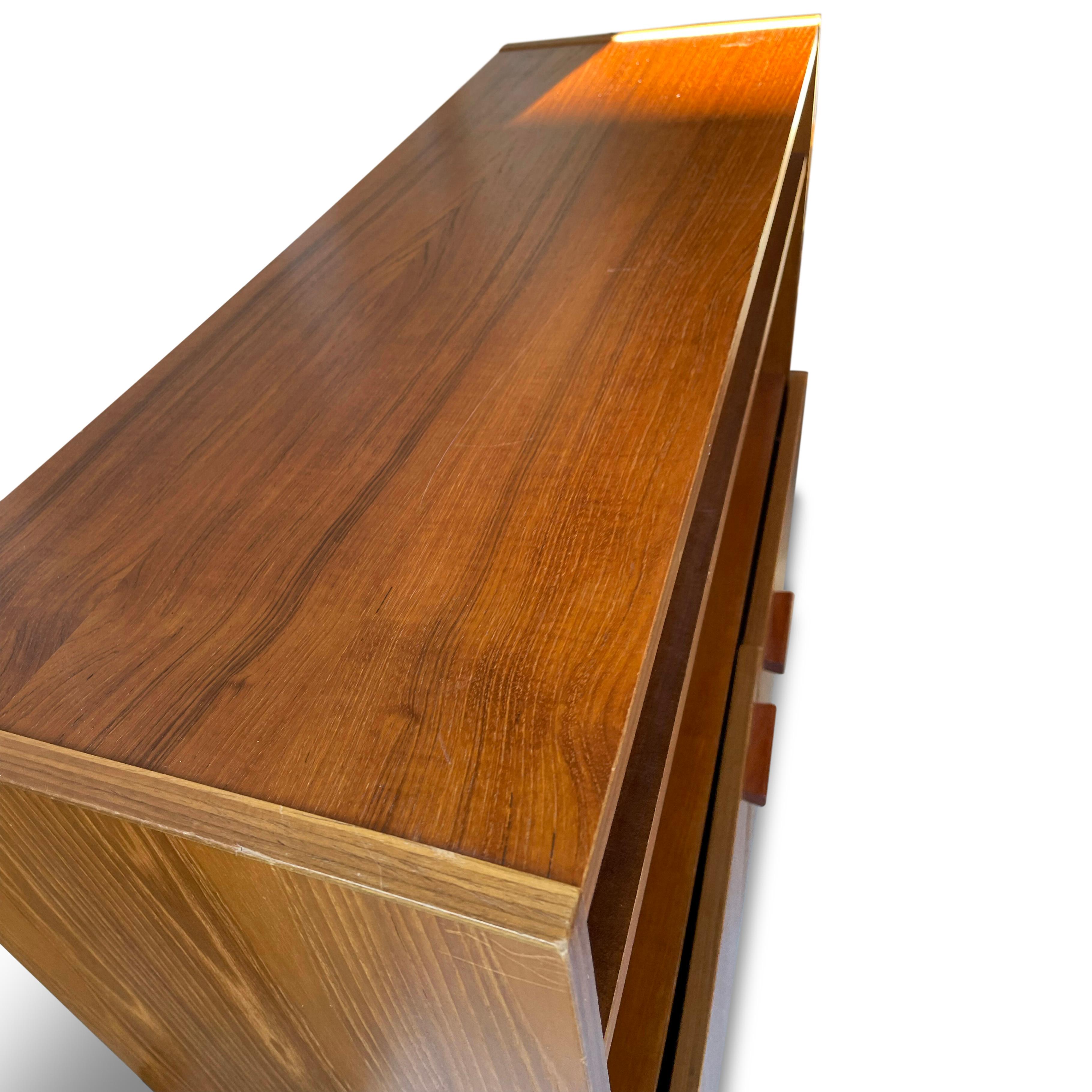 The Modern Scandinavian Teak Bücherregal mit Türen (20. Jahrhundert) im Angebot
