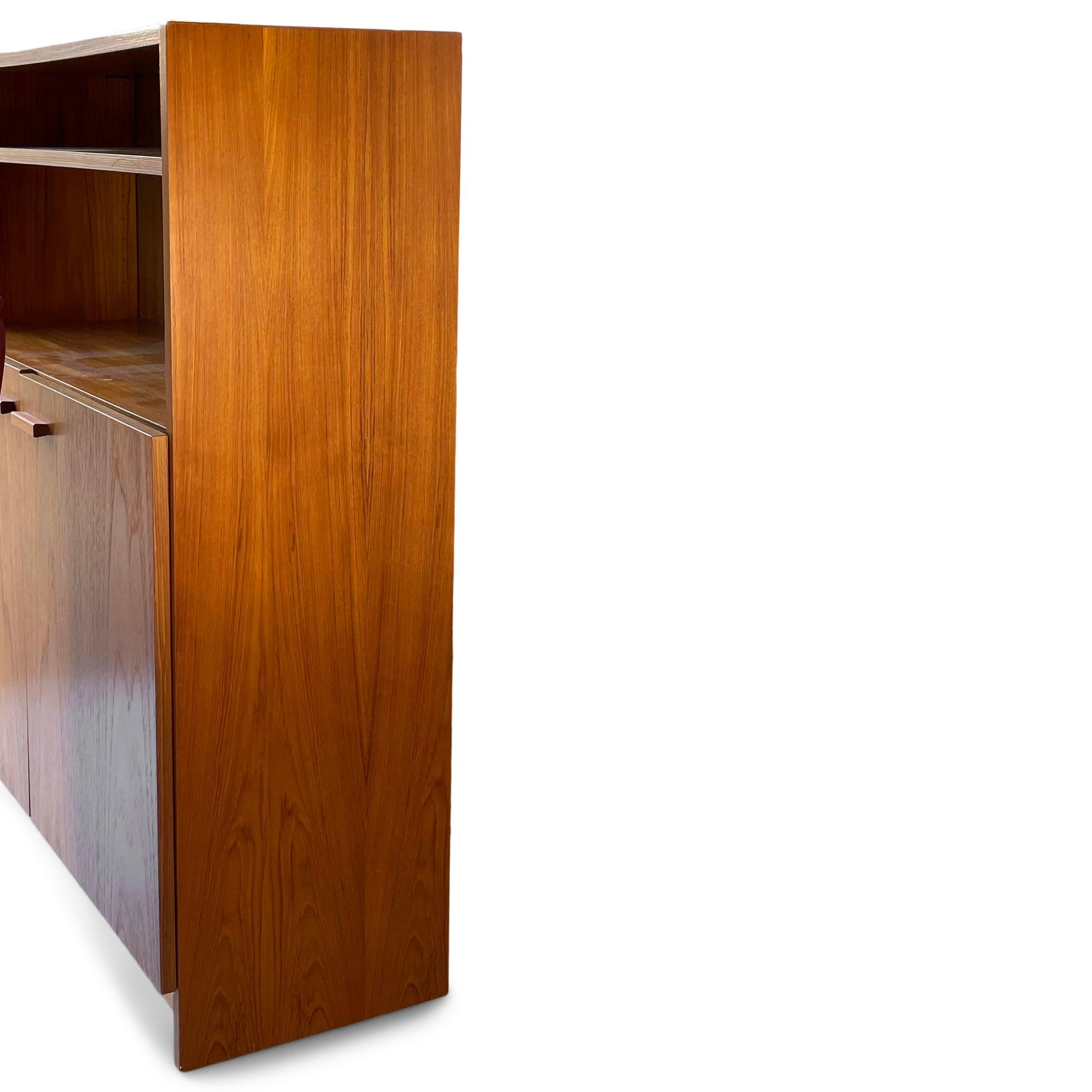 The Modern Scandinavian Teak Bücherregal mit Türen (Teakholz) im Angebot