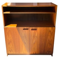 The Modern Scandinavian Teak Bücherregal mit Türen