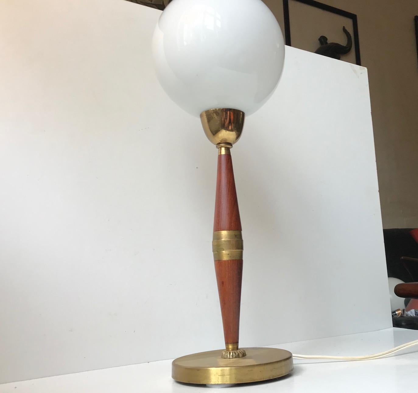 Skandinavische moderne Tischlampe aus Teakholz:: Messing und Glas:: 1960er Jahre (Skandinavische Moderne) im Angebot