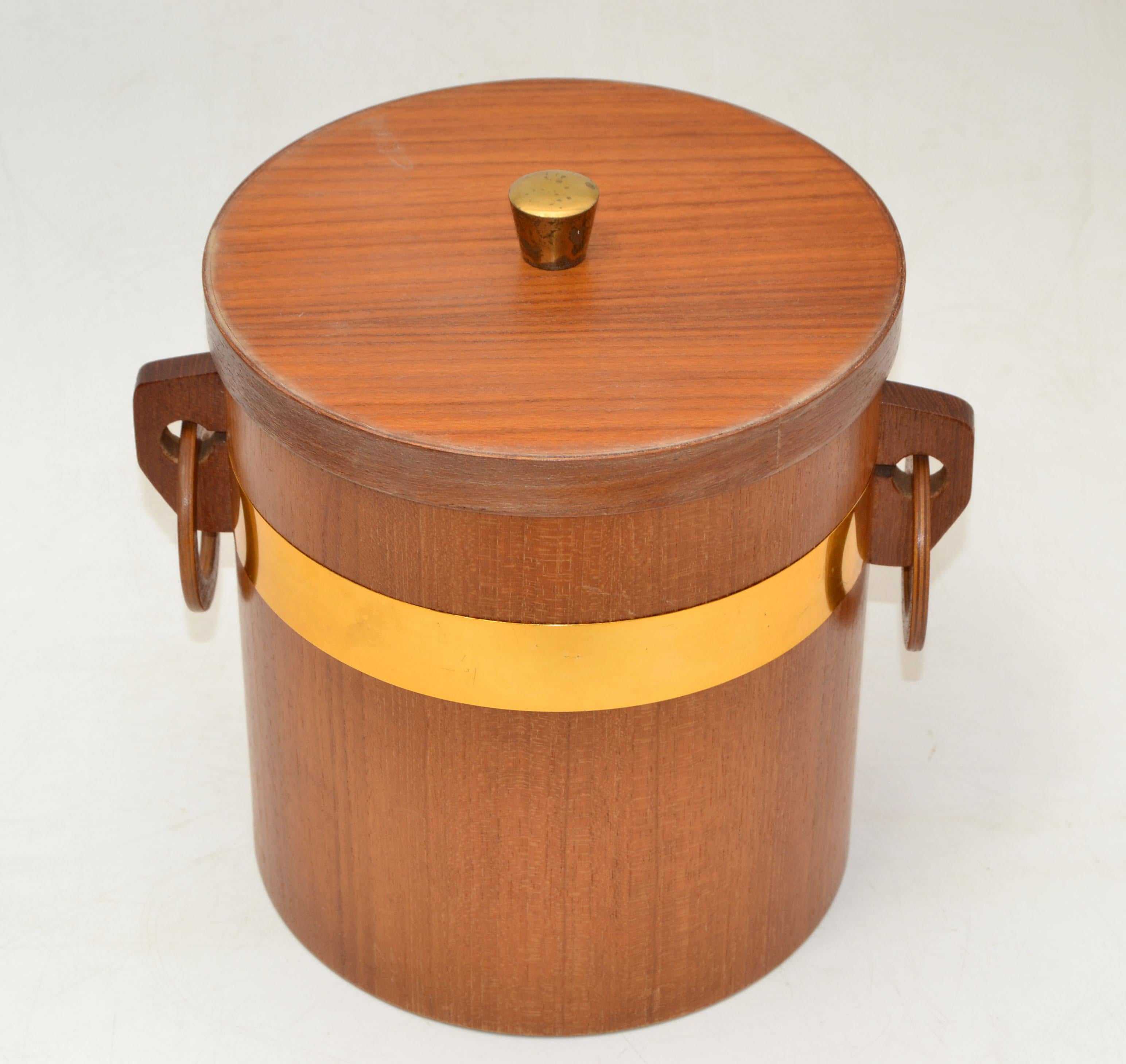 Scandinavian Modern Teak & Brass Lidded Ice Bucket Plastic Insulation 1970 In Good Condition For Sale In Miami, FL