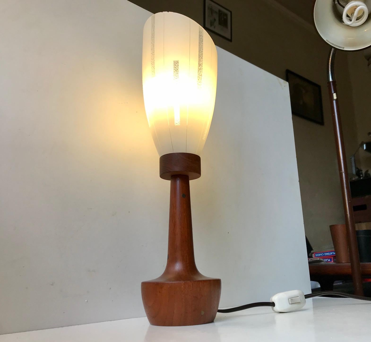 Skandinavische moderne Tischlampe aus Teakholz, Messing und gestreiftem Glas, 1960er Jahre (Skandinavische Moderne) im Angebot