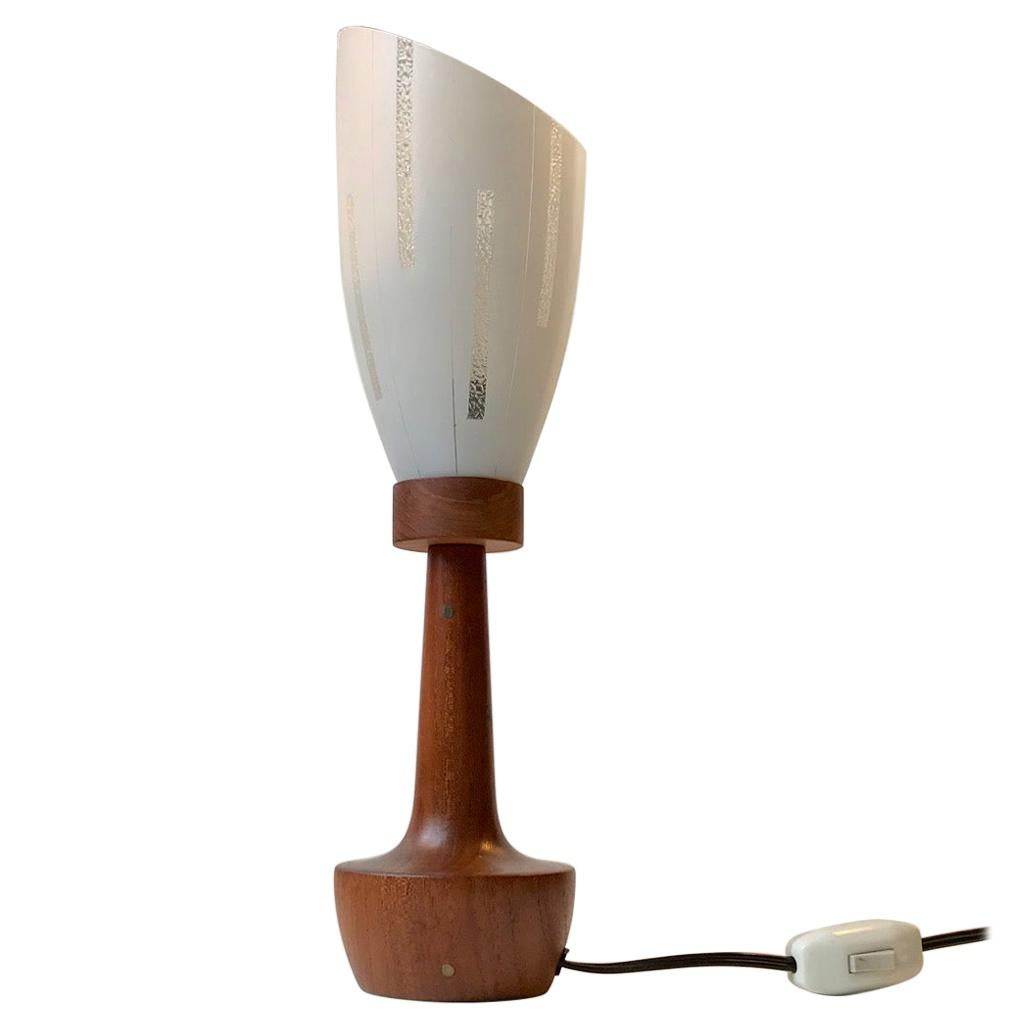 Lampe de bureau scandinave moderne en teck, laiton et verre rayé, années 1960 en vente