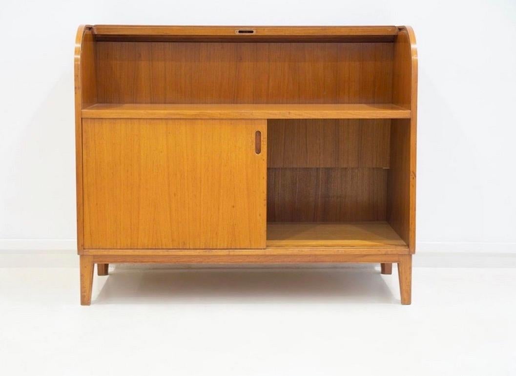 Scandinavian Modern Teak Cabinet with Sliding Doors and Roll-up Flap In Good Condition For Sale In Madrid, ES