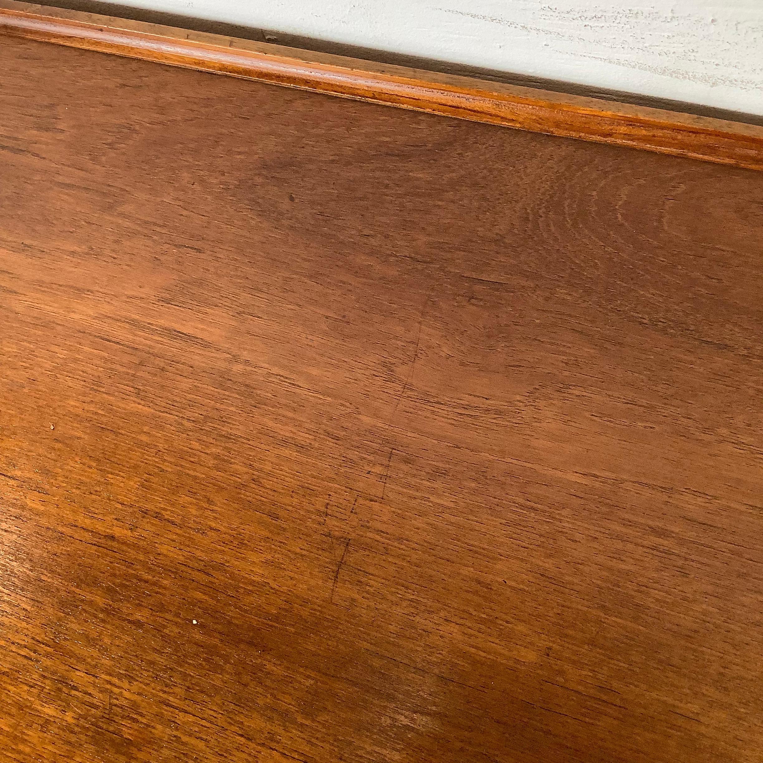 Modern Scandinavian Teak Couchtisch mit erhöhter Kante im Angebot 2
