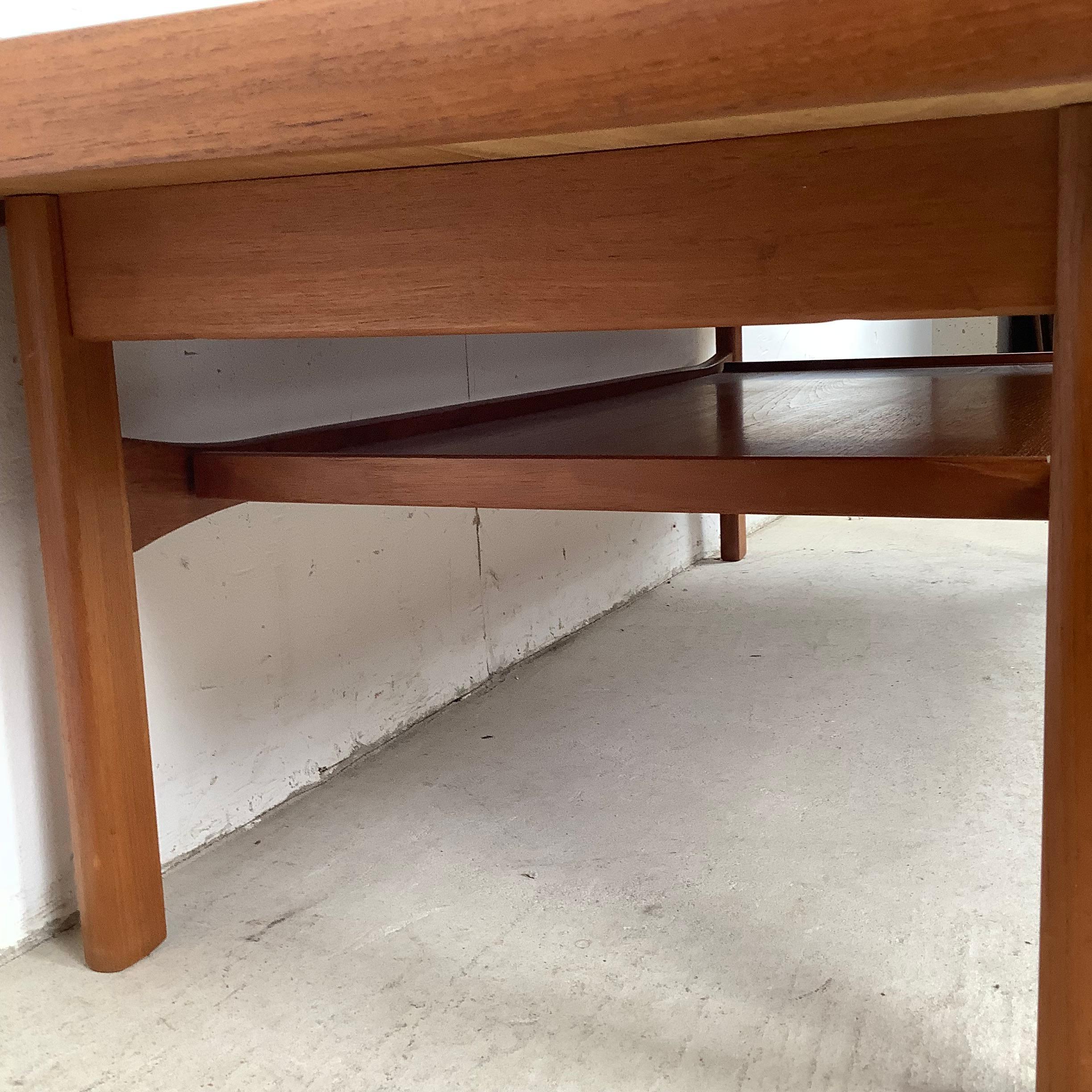 Modern Scandinavian Teak Couchtisch mit erhöhter Kante im Angebot 3