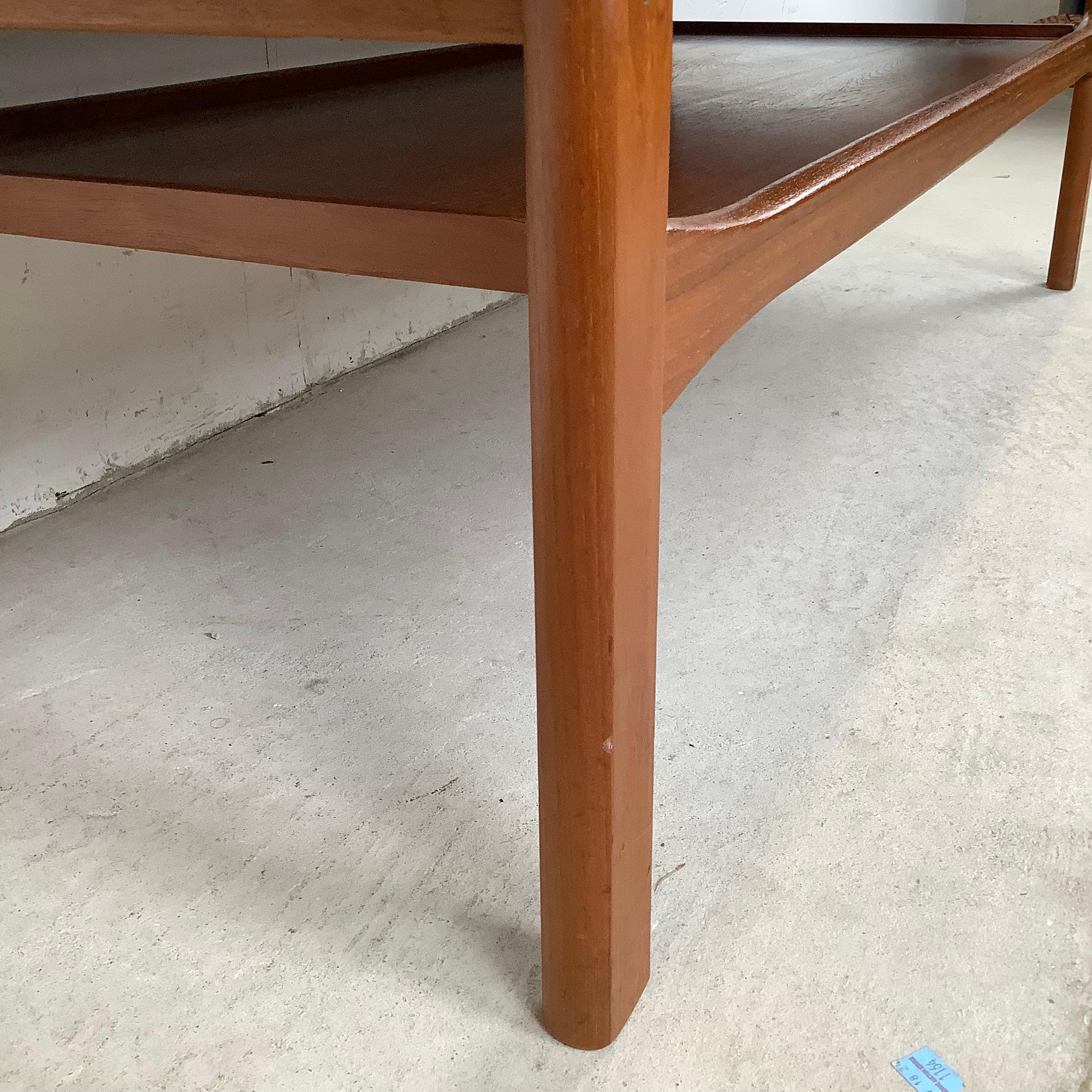Modern Scandinavian Teak Couchtisch mit erhöhter Kante im Angebot 4