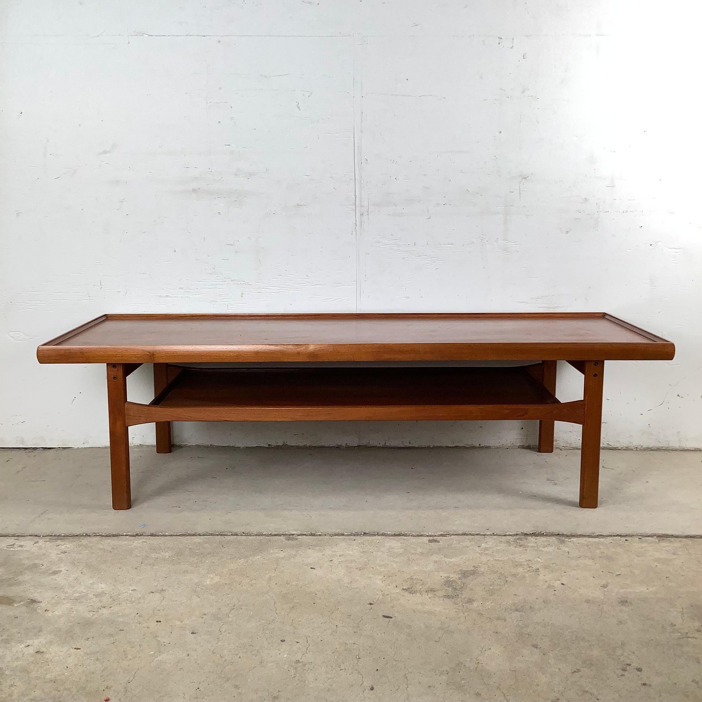 Modern Scandinavian Teak Couchtisch mit erhöhter Kante im Angebot 5