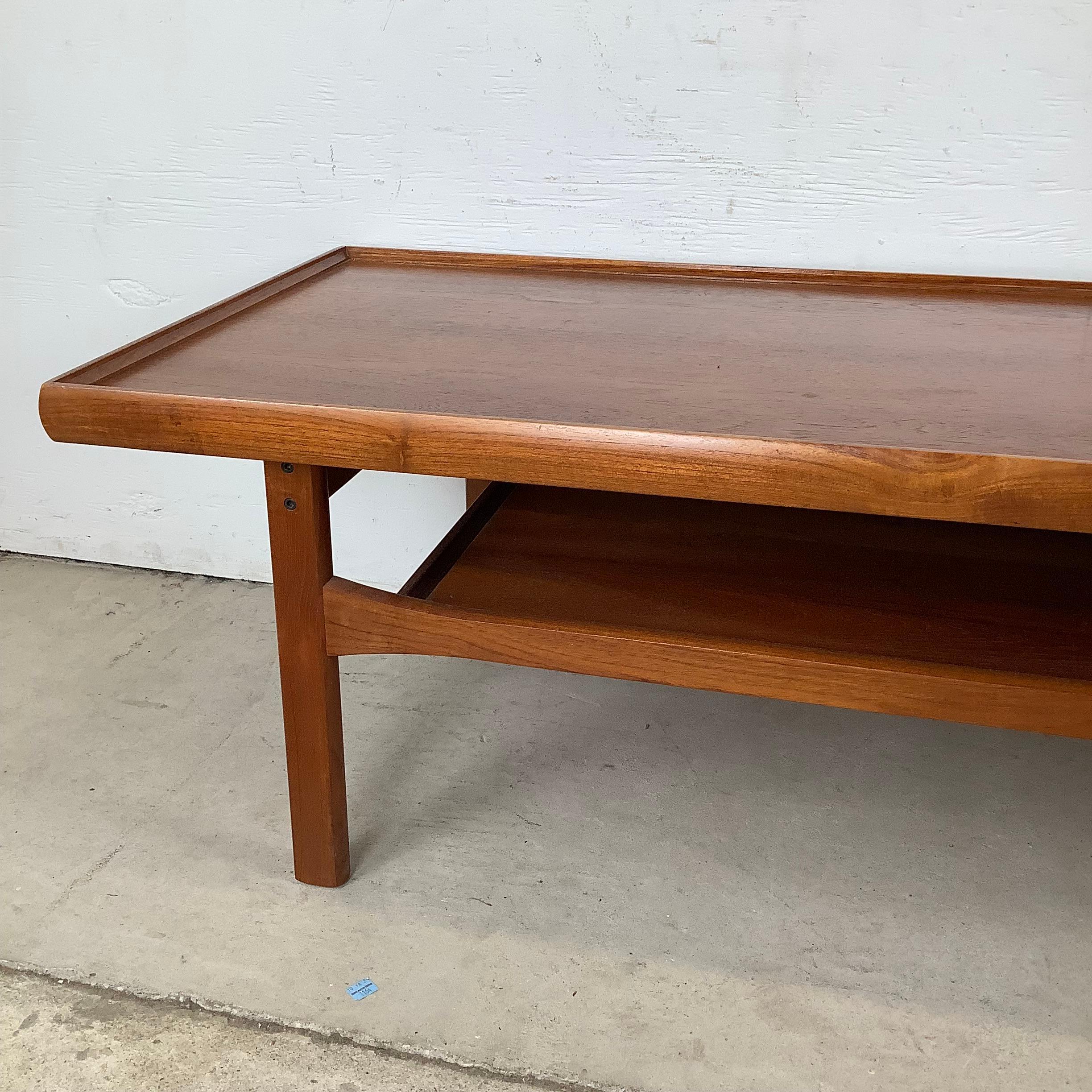 Modern Scandinavian Teak Couchtisch mit erhöhter Kante im Angebot 6