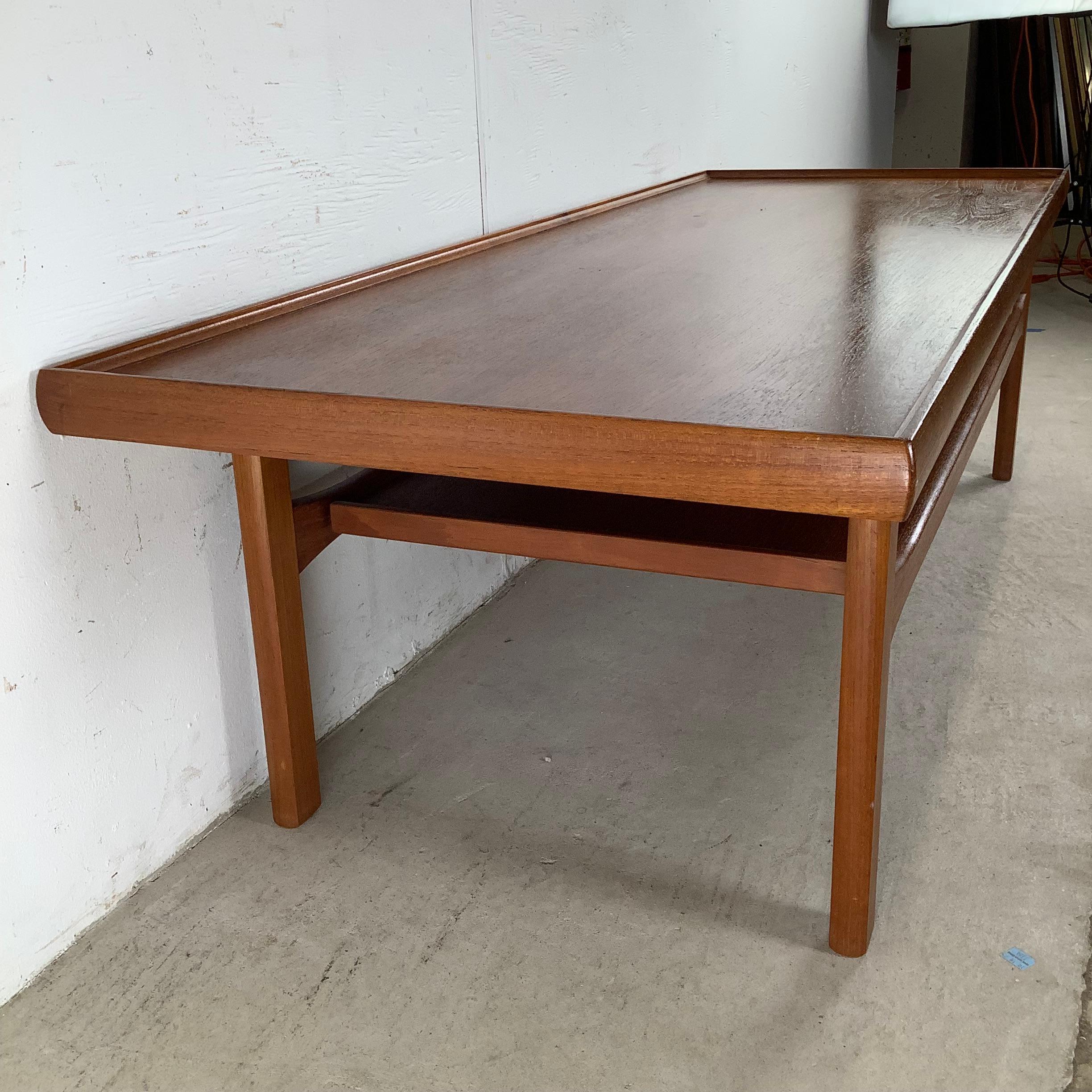 Modern Scandinavian Teak Couchtisch mit erhöhter Kante im Angebot 7