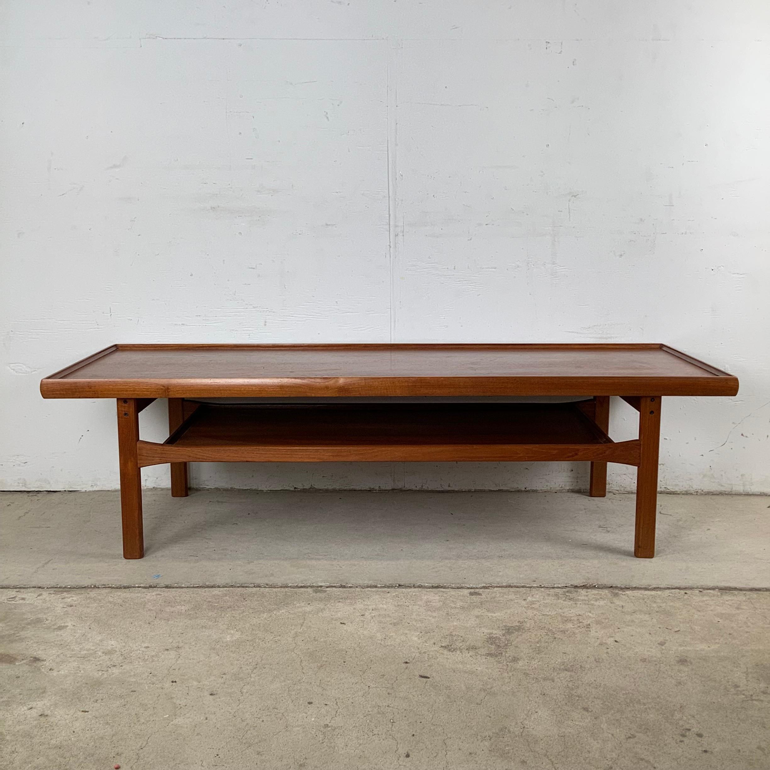 Modern Scandinavian Teak Couchtisch mit erhöhter Kante im Angebot 8