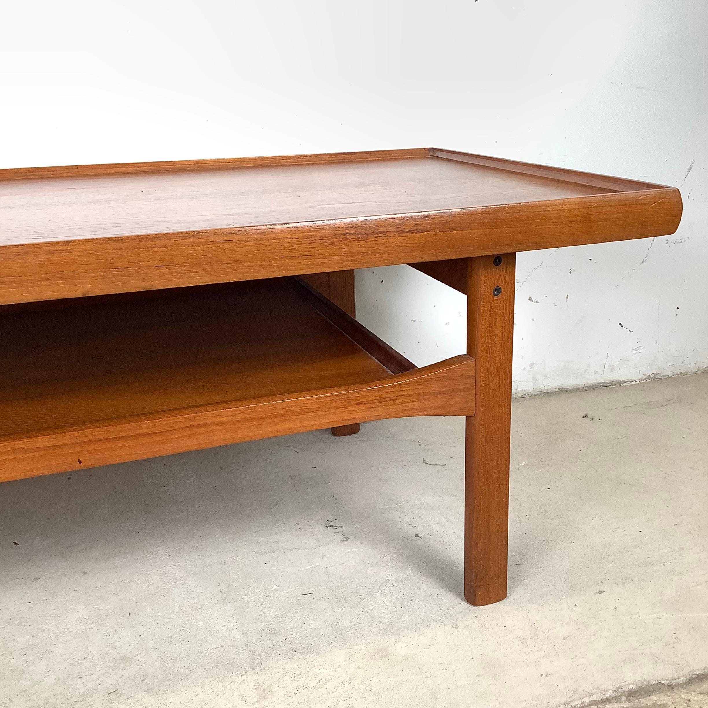 Modern Scandinavian Teak Couchtisch mit erhöhter Kante im Angebot 9