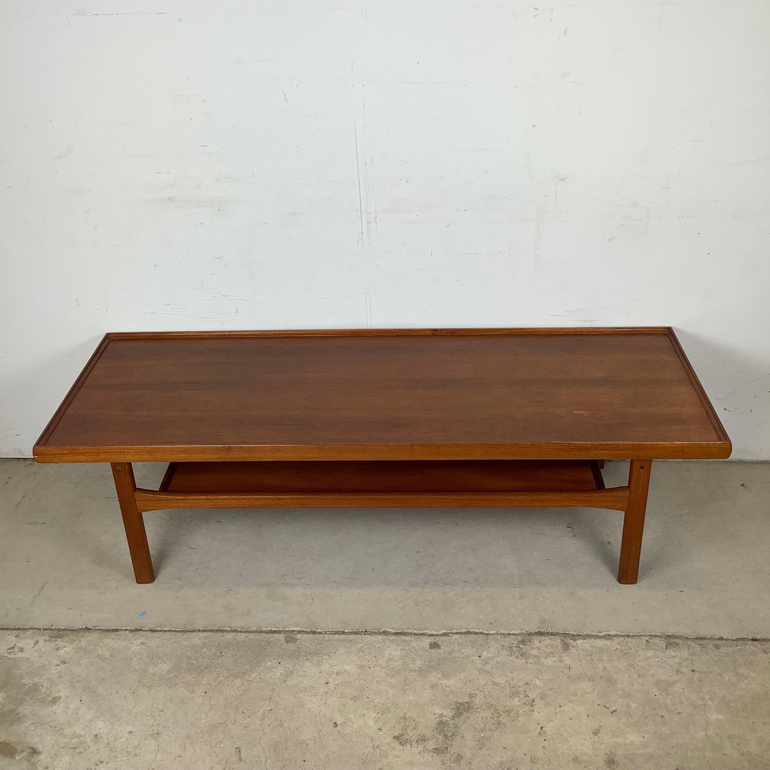 Modern Scandinavian Teak Couchtisch mit erhöhter Kante (Skandinavische Moderne) im Angebot