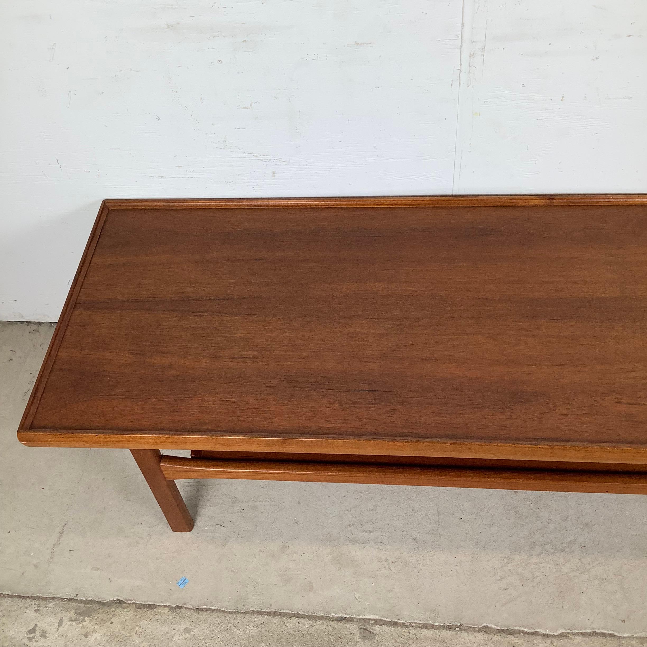 Modern Scandinavian Teak Couchtisch mit erhöhter Kante (Skandinavisch) im Angebot