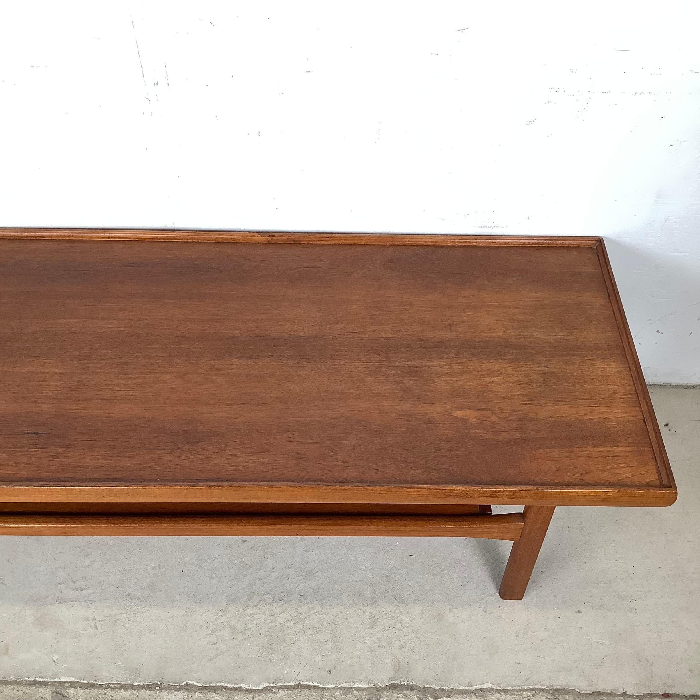 Modern Scandinavian Teak Couchtisch mit erhöhter Kante (Sonstiges) im Angebot
