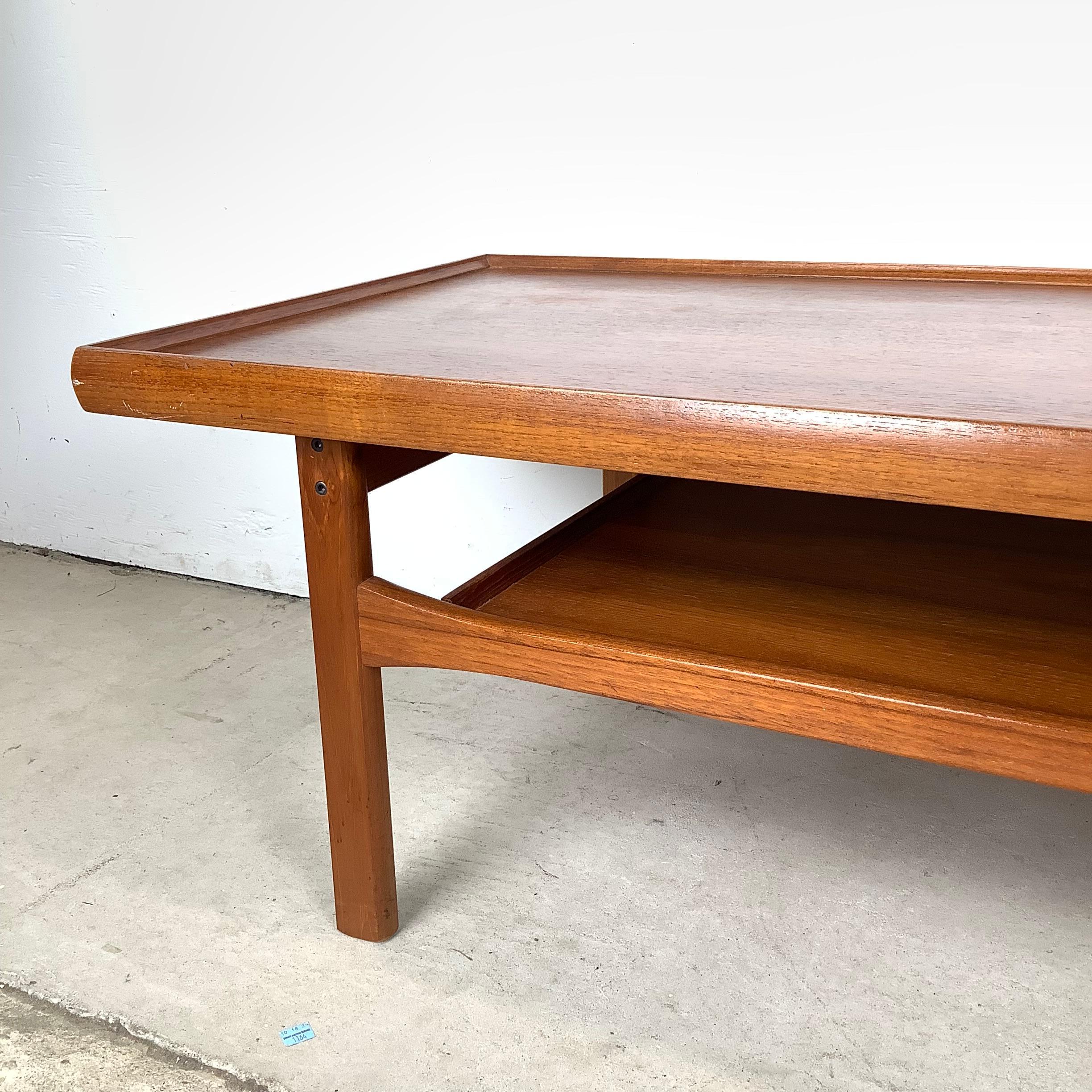Modern Scandinavian Teak Couchtisch mit erhöhter Kante im Zustand „Gut“ im Angebot in Trenton, NJ