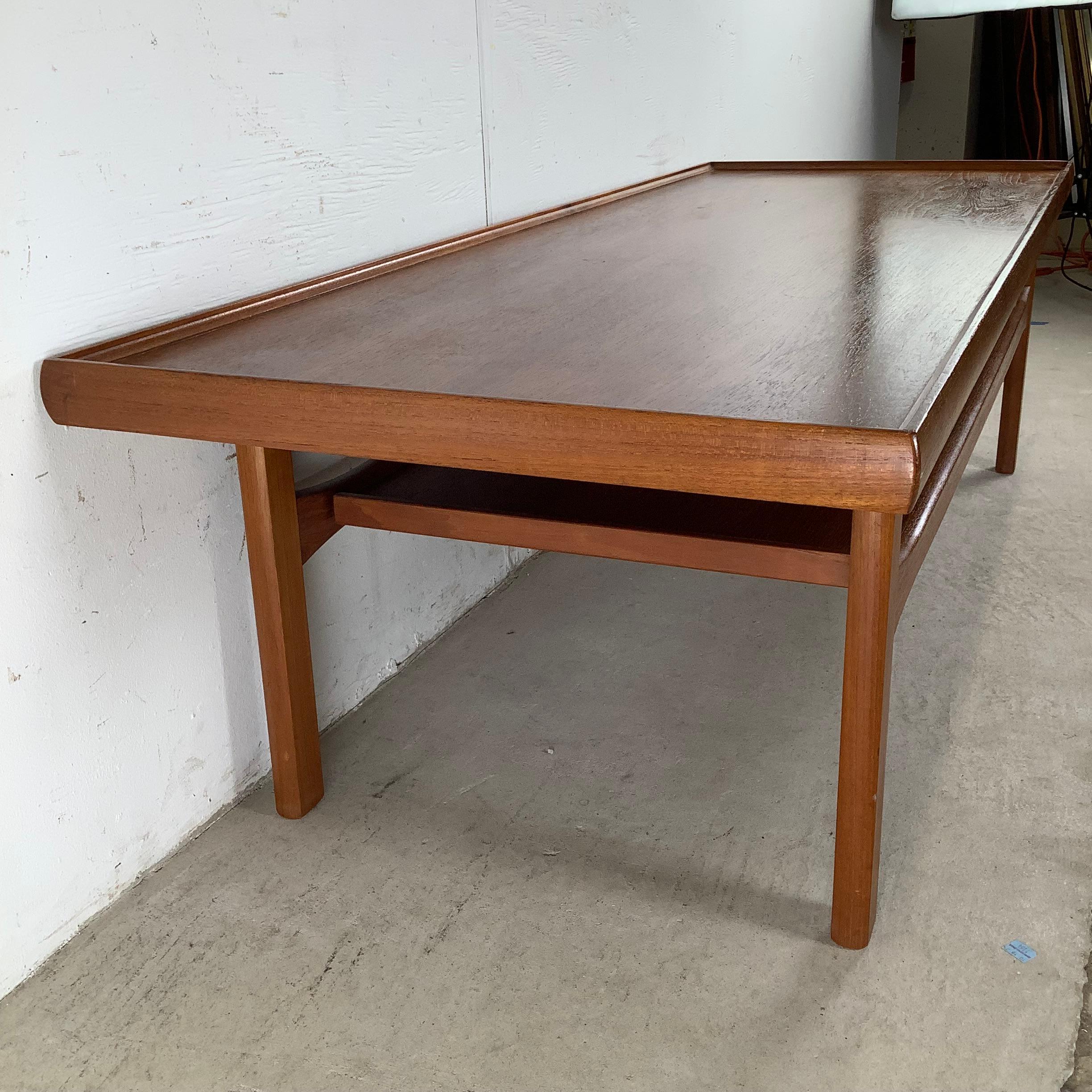 Modern Scandinavian Teak Couchtisch mit erhöhter Kante (20. Jahrhundert) im Angebot