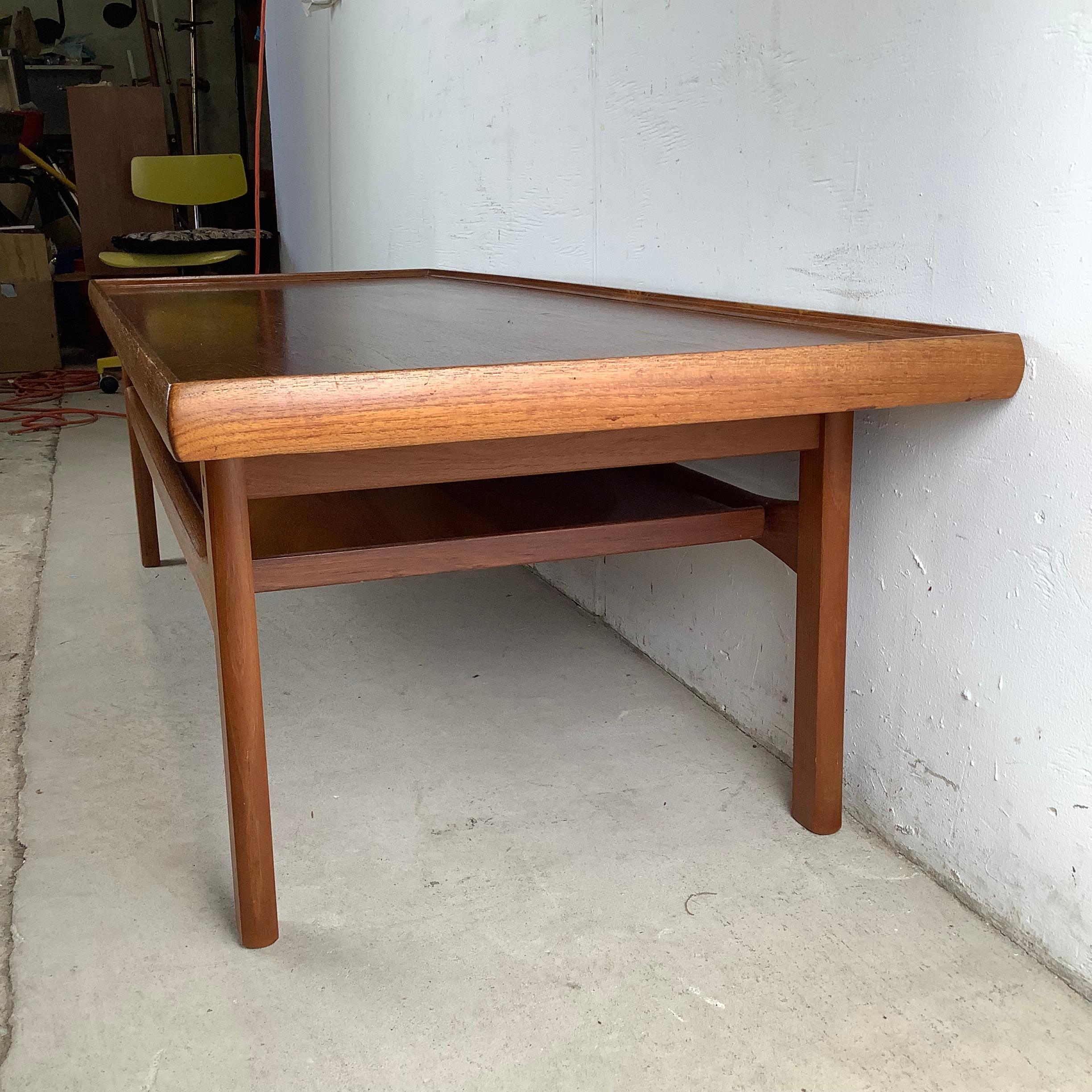 Modern Scandinavian Teak Couchtisch mit erhöhter Kante (Teakholz) im Angebot