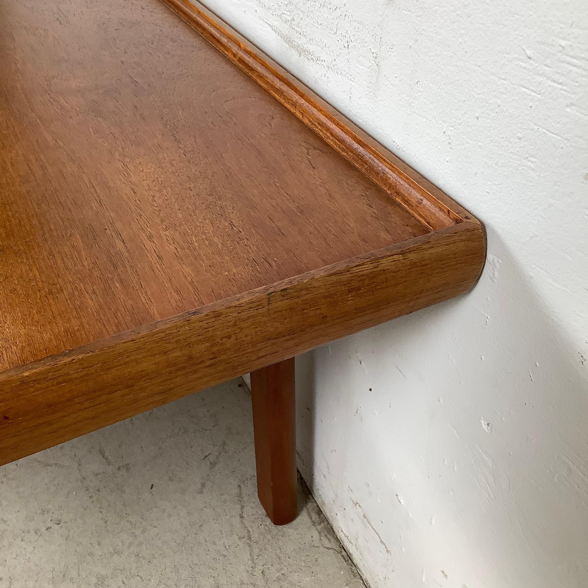 Modern Scandinavian Teak Couchtisch mit erhöhter Kante im Angebot 1