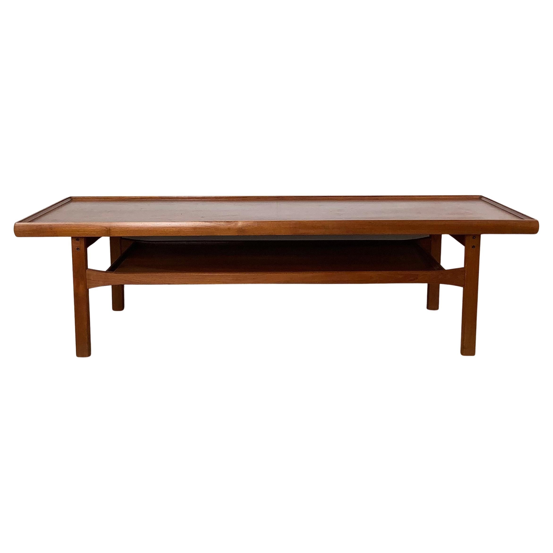 Modern Scandinavian Teak Couchtisch mit erhöhter Kante im Angebot