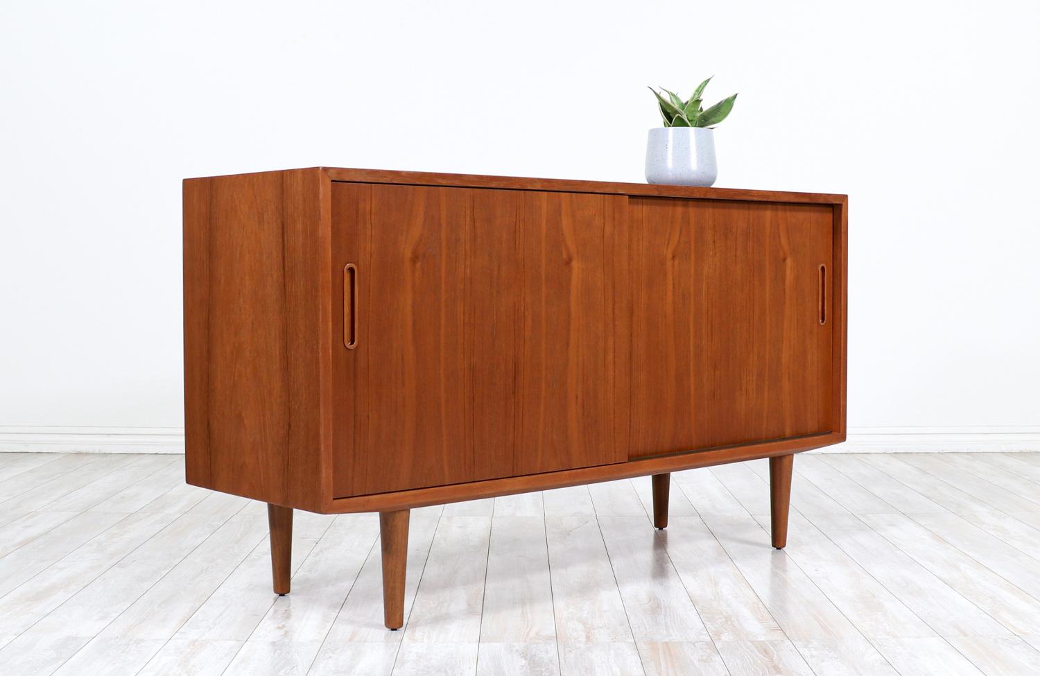 Scandinavian Modern Teak Credenza by Carlo Jensen for Hundevad In Excellent Condition In Los Angeles, CA