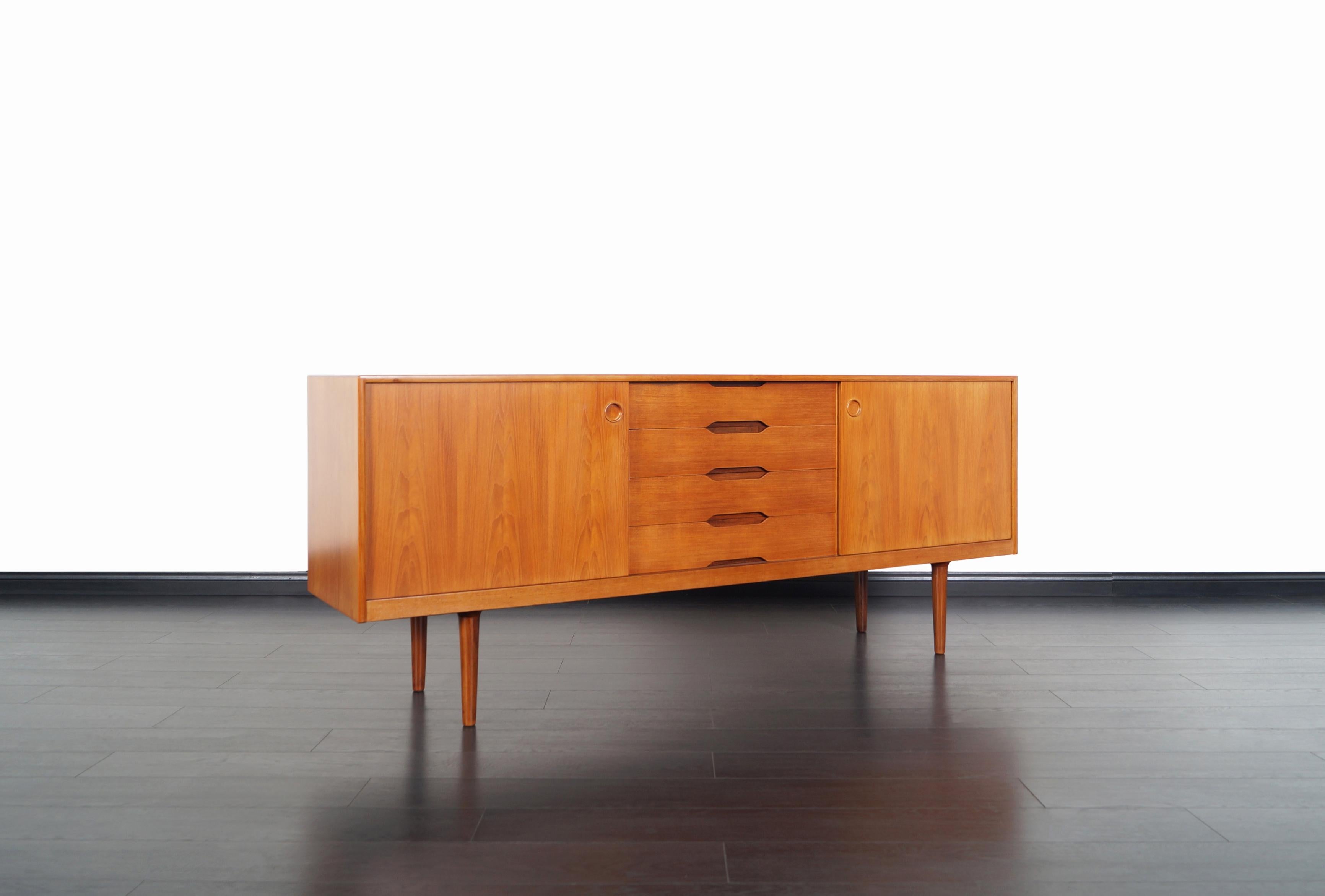 Credenza moderna norvegese in teak disegnata da Alf Aarseth per Gustav Bahus in Norvegia, intorno agli anni Sessanta. Questa credenza è stata sapientemente realizzata in legno di teak e possiamo apprezzare le sottili venature del legno in tutta la