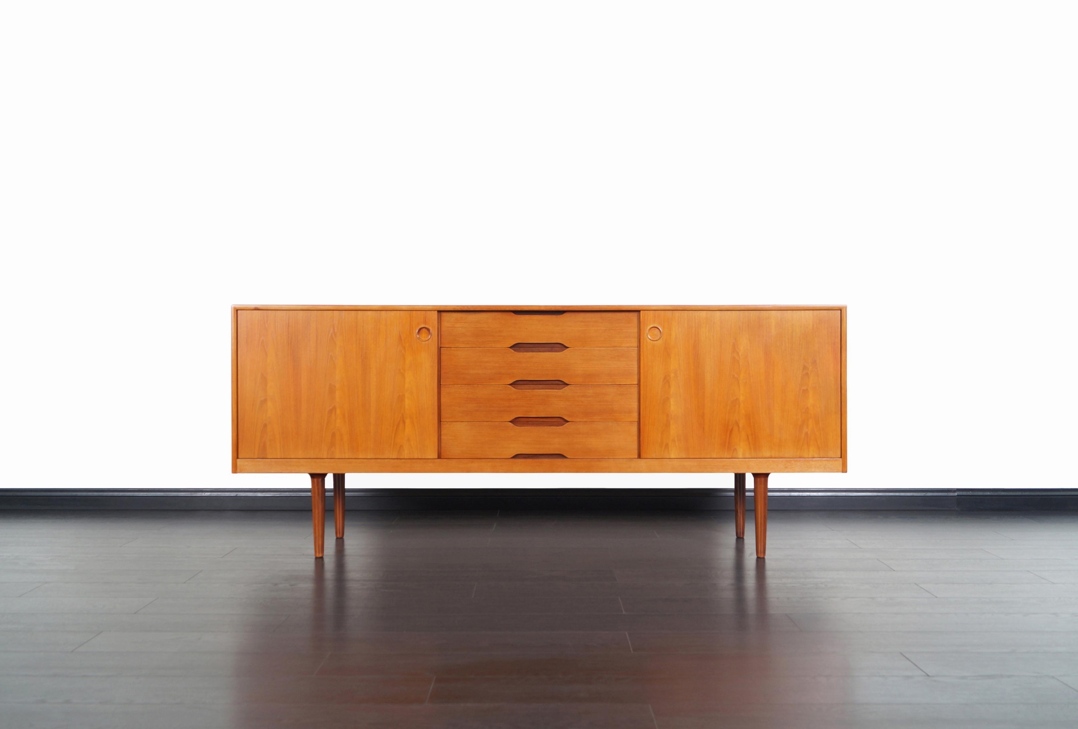 Teak Credenza in teak moderna di metà secolo di Alf Aarseth in vendita