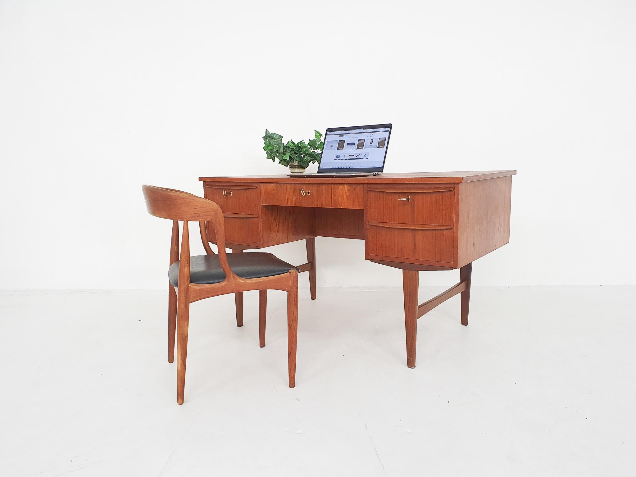 Scandinavian Modern Teak Desk, 1960s 14