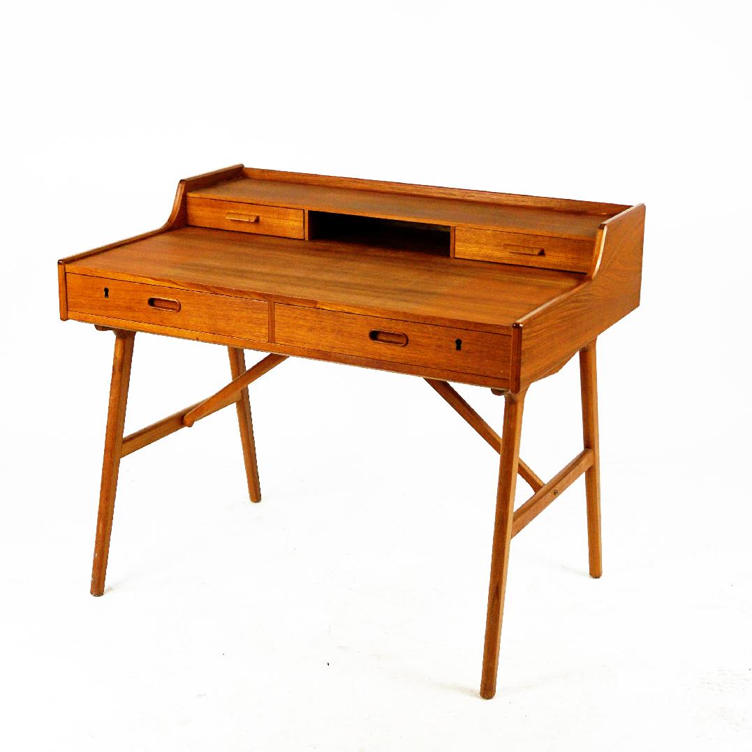 Scandinavian Modern Teak Desk by Arne Wahl Iversen for Vinde Mobler For Sale 5