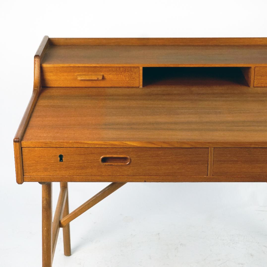 Danish Scandinavian Modern Teak Desk by Arne Wahl Iversen for Vinde Mobler For Sale