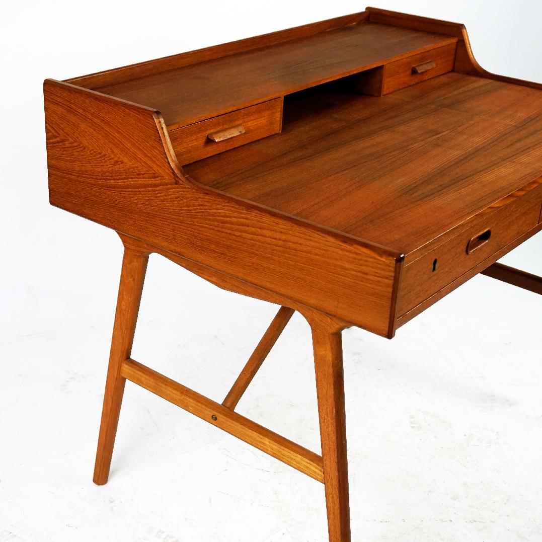 Scandinavian Modern Teak Desk by Arne Wahl Iversen for Vinde Mobler For Sale 3