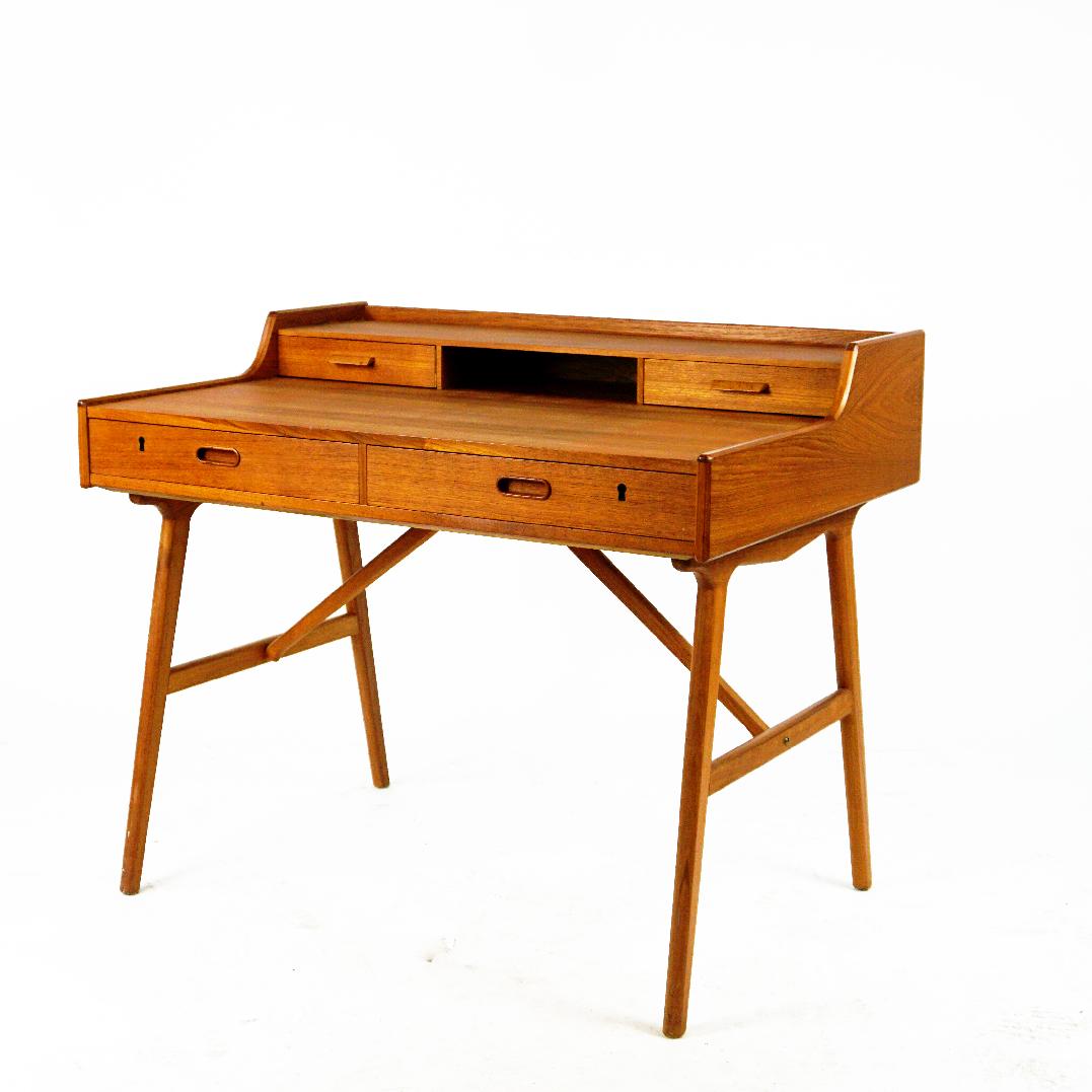 Scandinavian Modern Teak Desk by Arne Wahl Iversen for Vinde Mobler For Sale 4