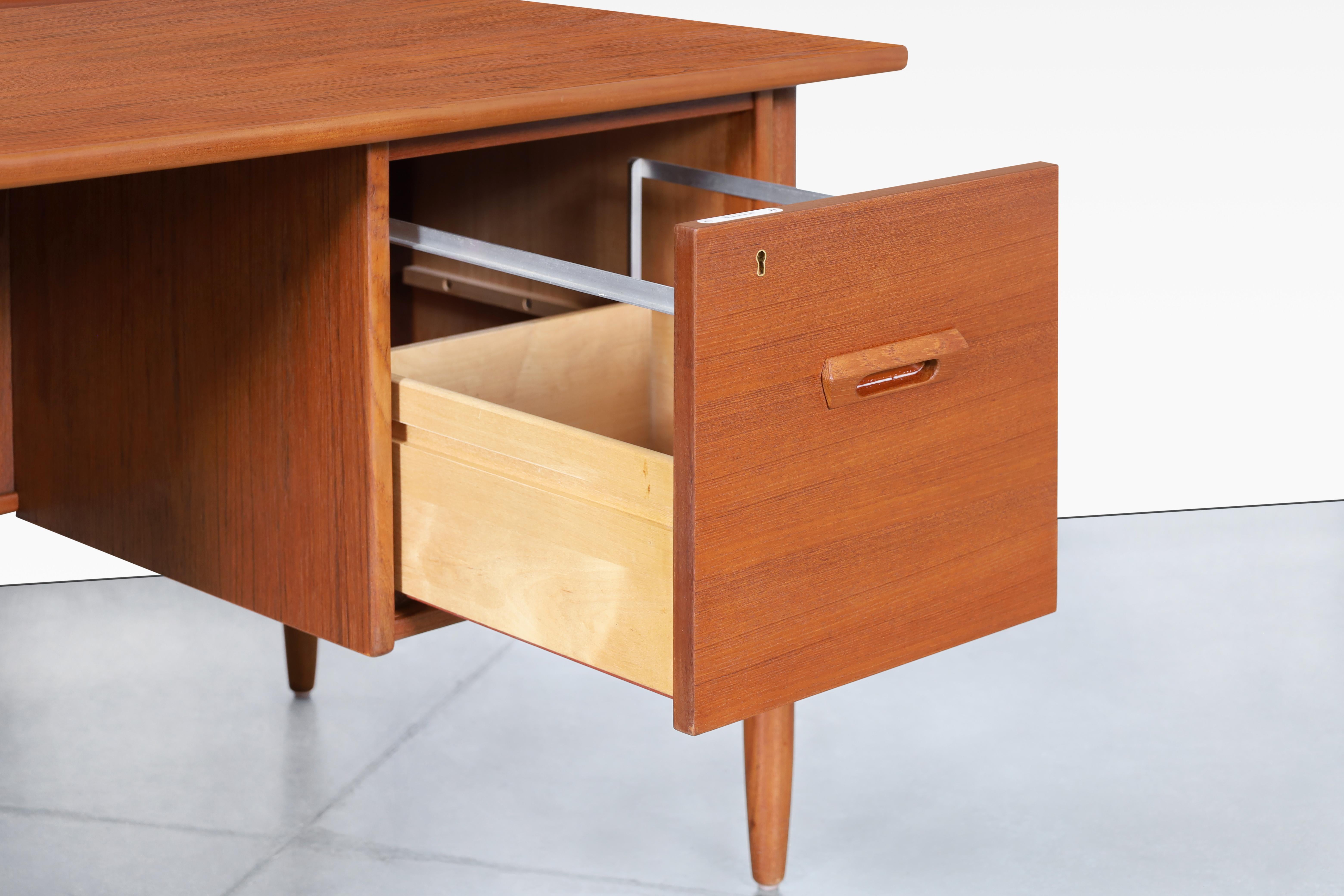 Scandinavian Modern Teak Desk by Goran Strand for Lelangs Møbelfabrik In Excellent Condition For Sale In North Hollywood, CA