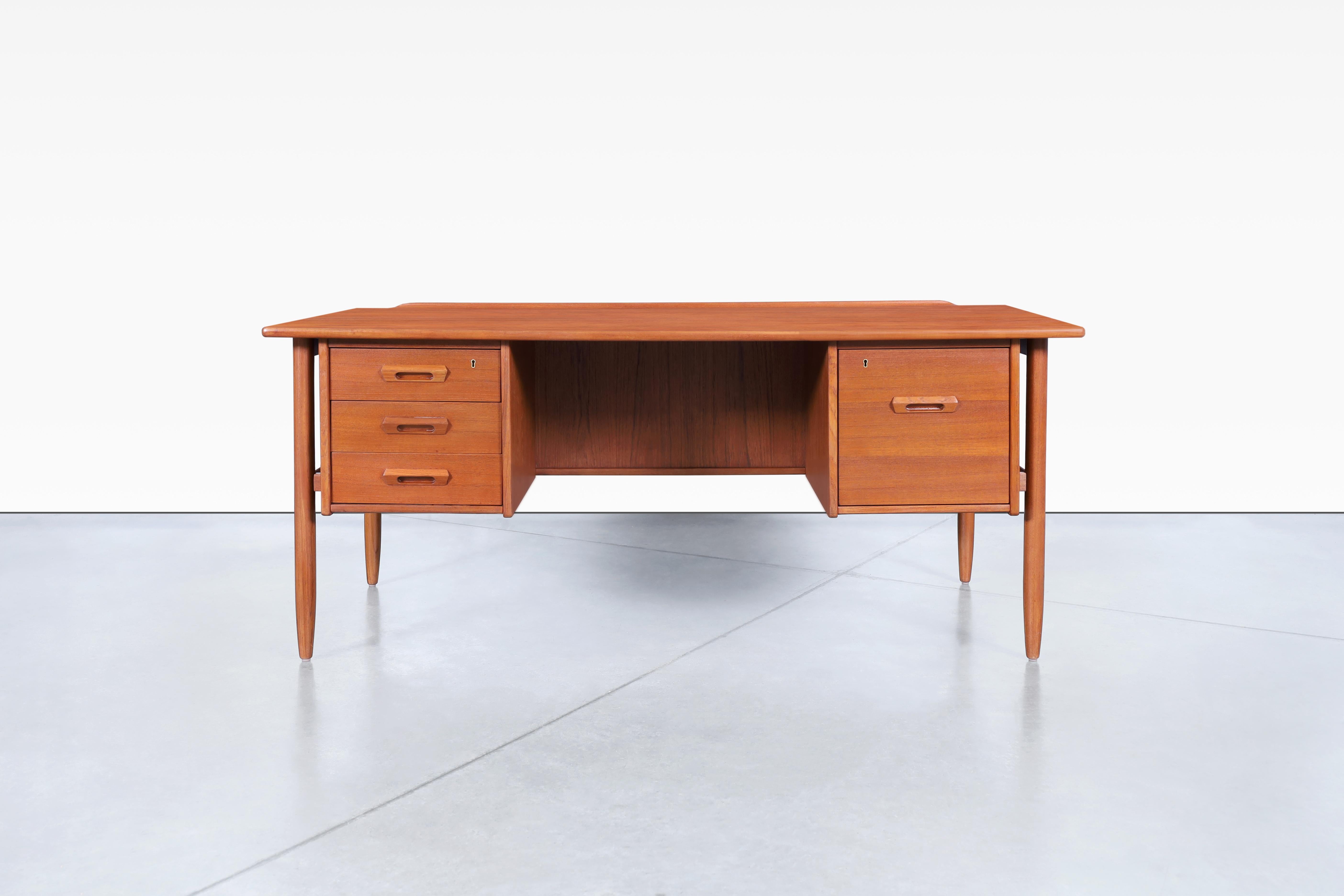 Mid-20th Century Scandinavian Modern Teak Desk by Goran Strand for Lelangs Møbelfabrik For Sale