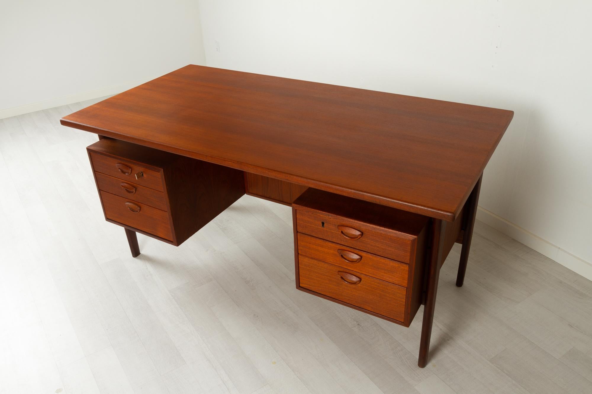 Milieu du XXe siècle Bureau scandinave moderne en teck de Kai Kristiansen par FM Møbler, années 1960 en vente