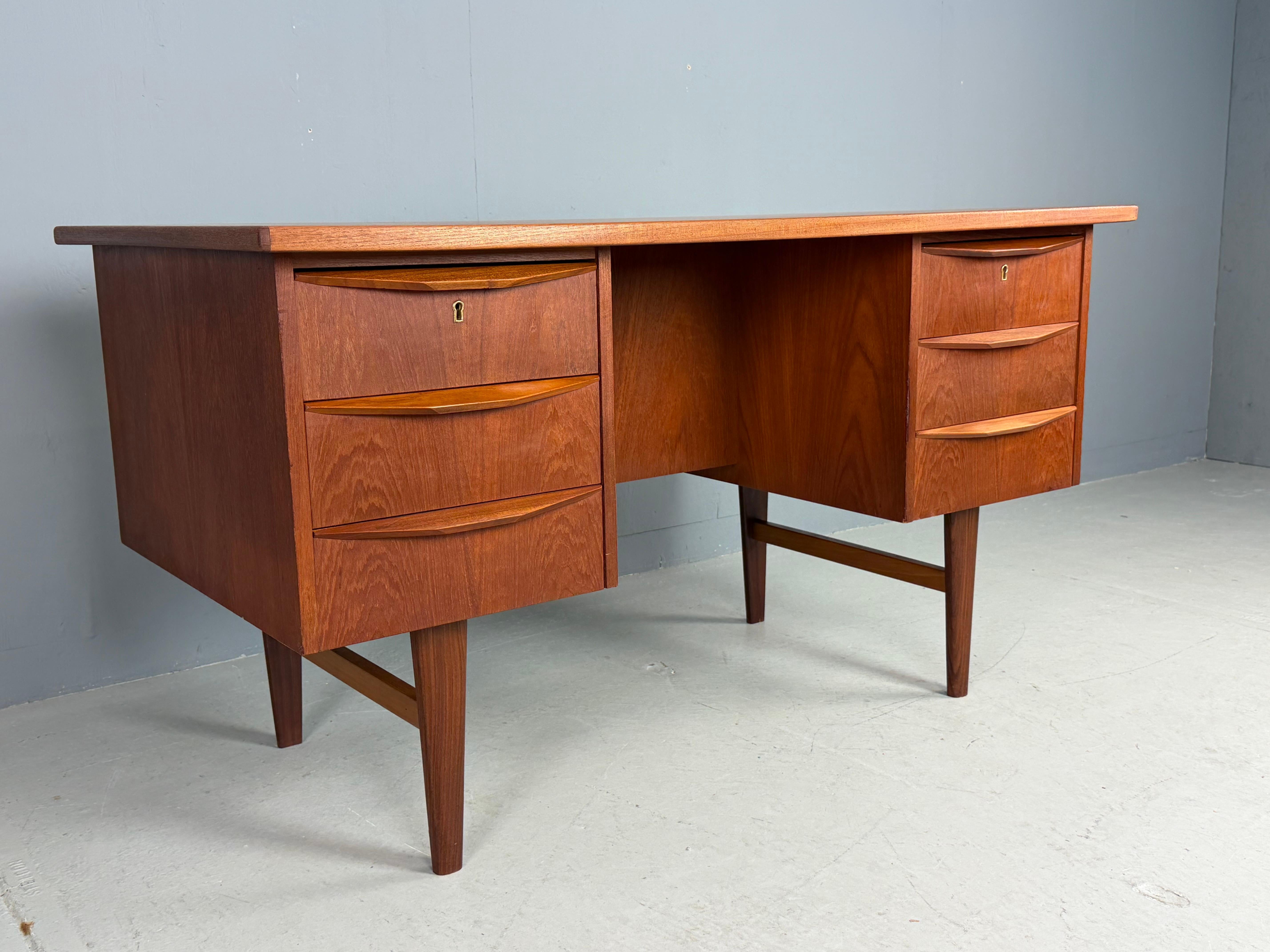 Scandinavo moderno Scandinavian Modern Teak Desk with Backside Book Shelving, 1960, Denmark in vendita