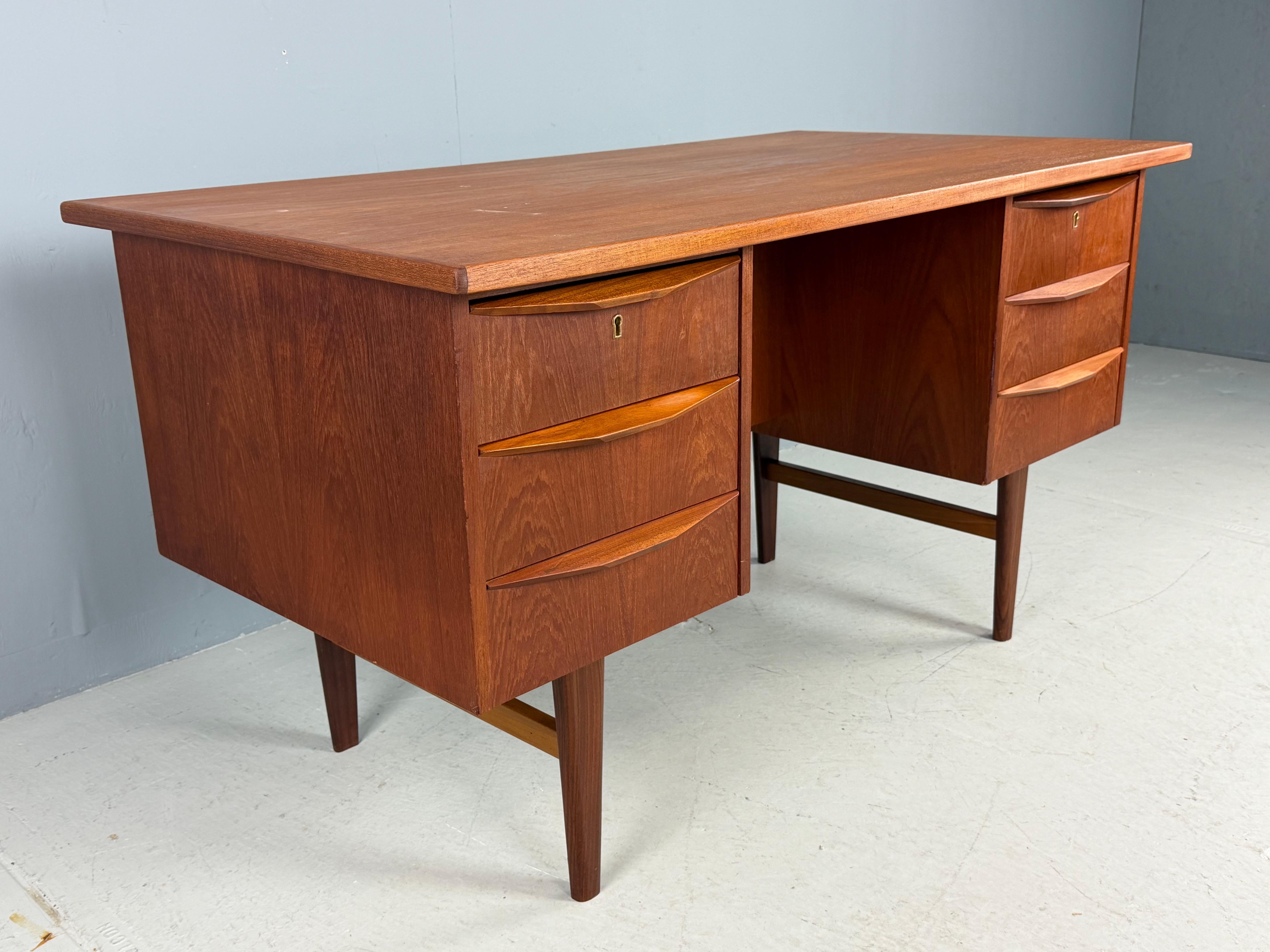 Scandinavian Modern Teak Desk with Backside Book Shelving, 1960, Denmark In condizioni buone in vendita a The Hague, NL