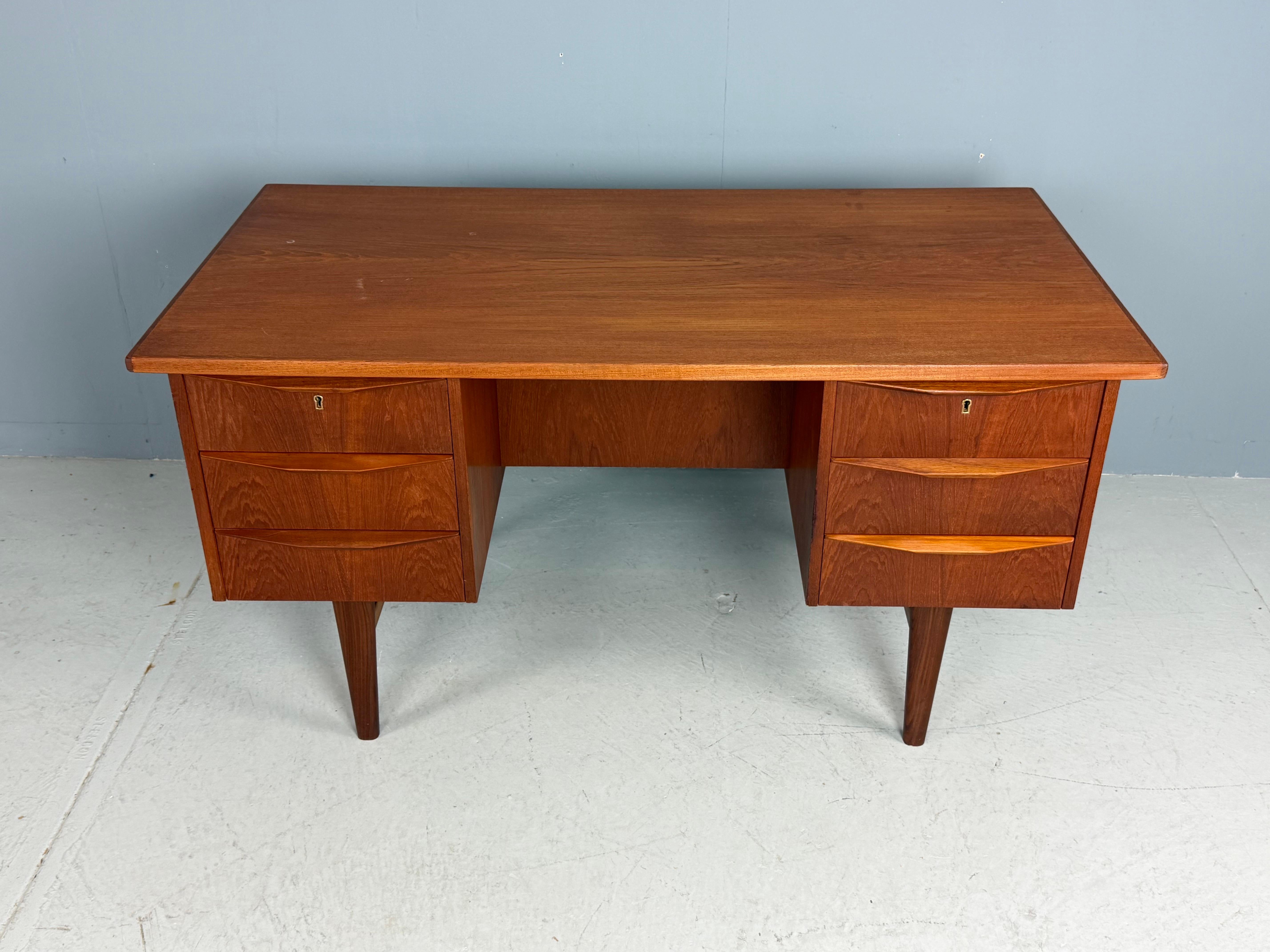 Metà XX secolo Scandinavian Modern Teak Desk with Backside Book Shelving, 1960, Denmark in vendita