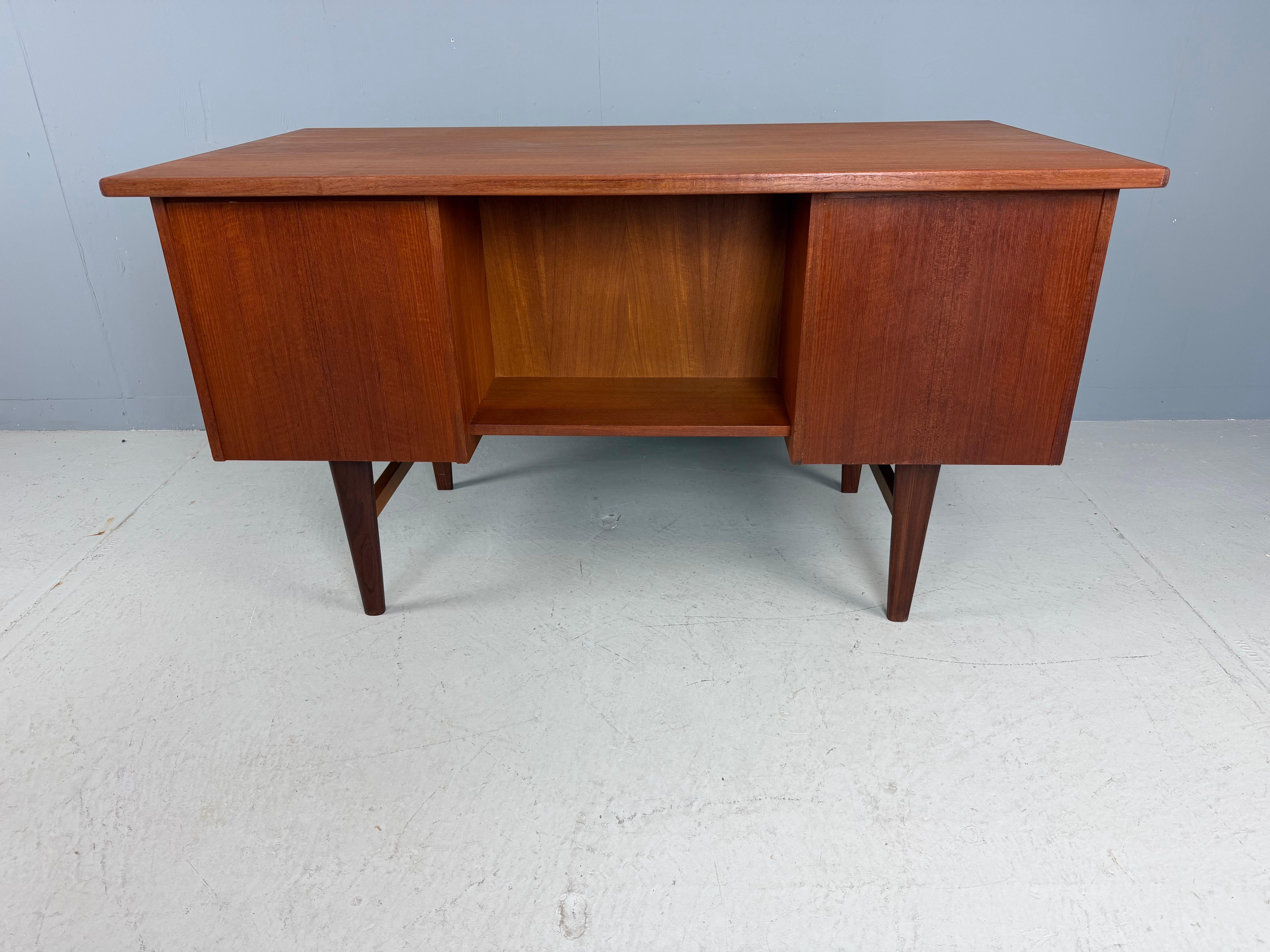 Scandinavian Modern Teak Desk with Backside Book Shelving, 1960, Denmark in vendita 2