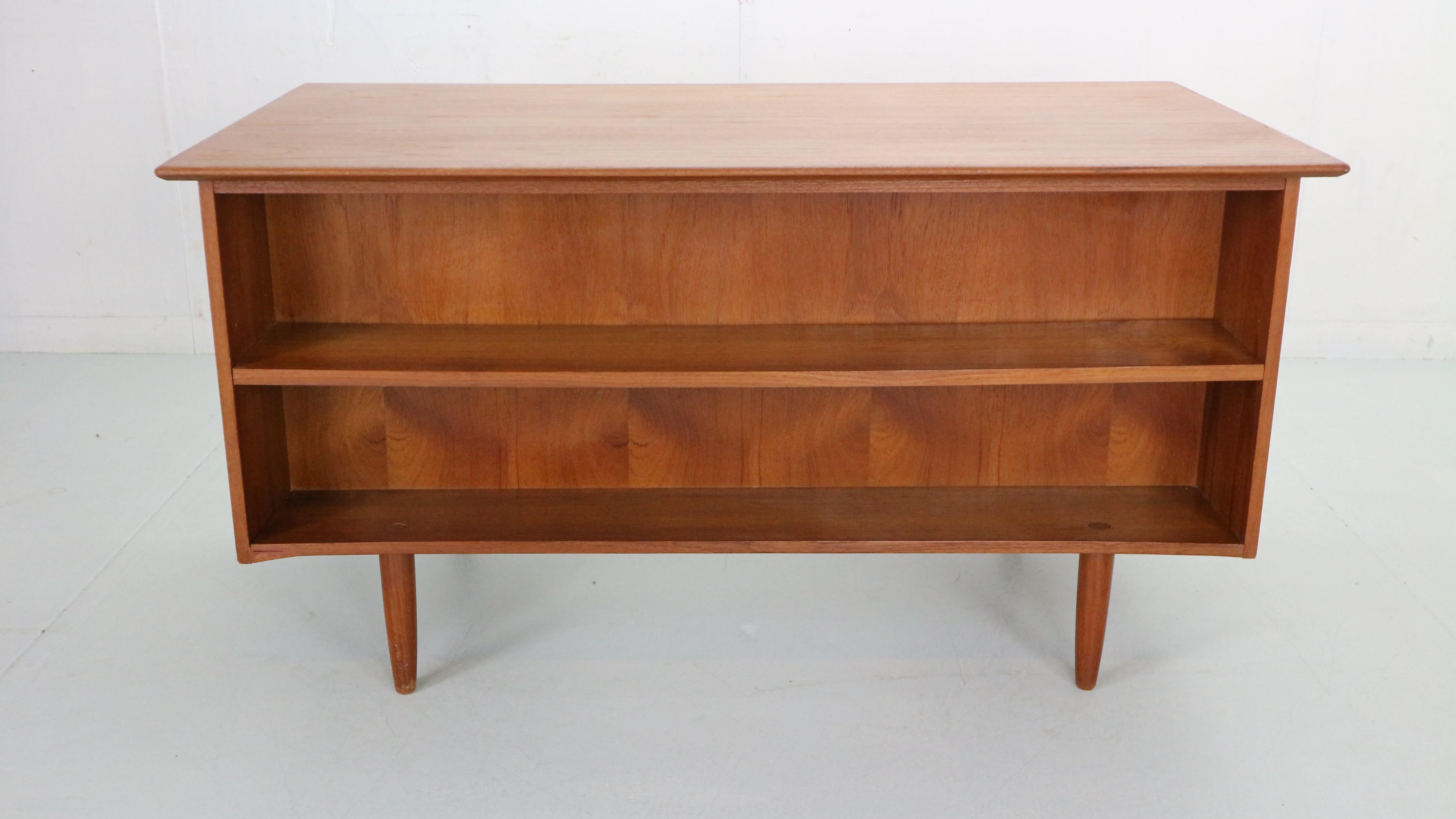 Scandinavian Modern Teak Desk with Backside Book Shelving, 1960, Denmark 3