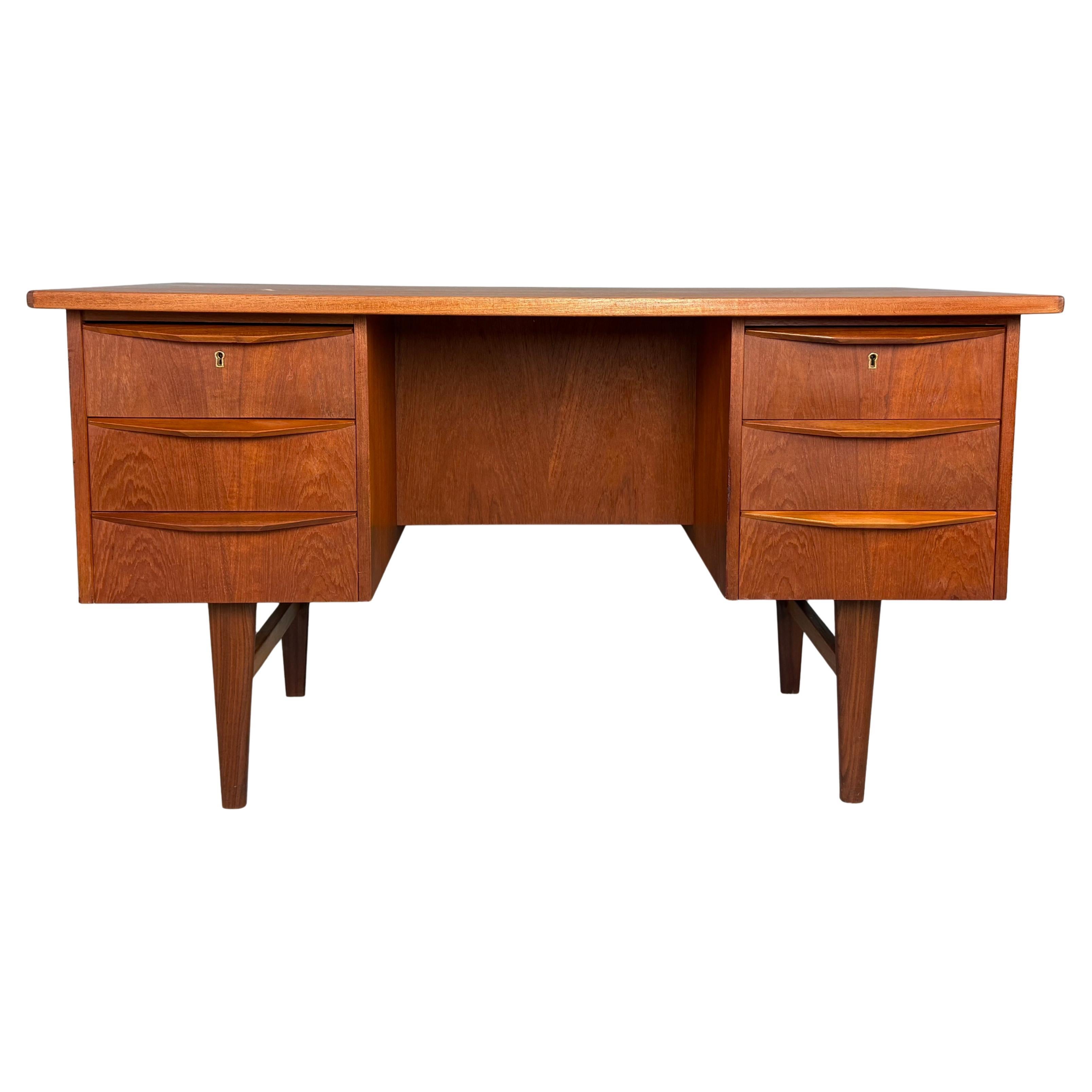 Scandinavian Modern Teak Desk with Backside Book Shelving, 1960, Denmark