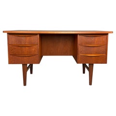 Scandinavian Modern Teak Desk with Backside Book Shelving, 1960, Denmark