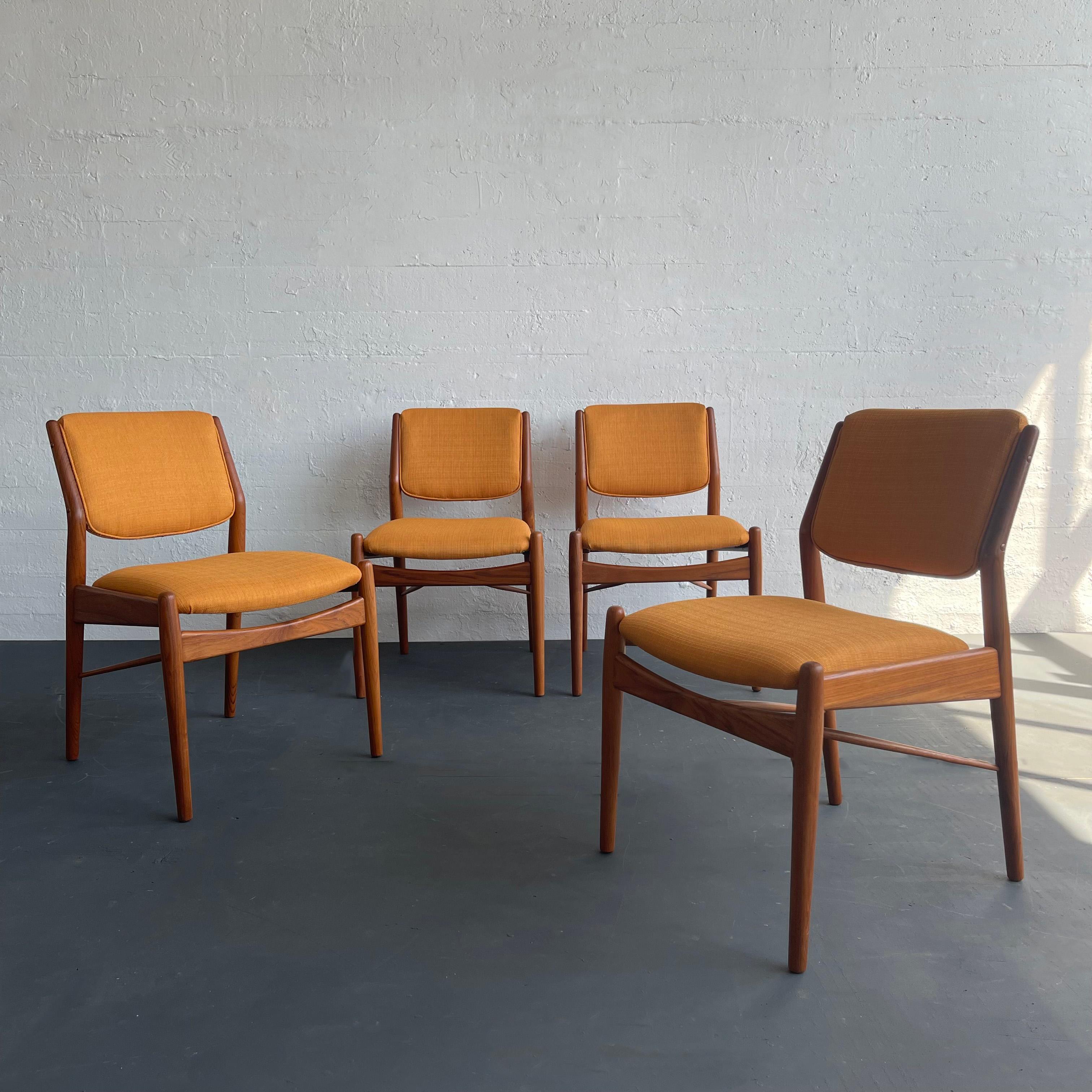 Il set di quattro sedie da pranzo in stile Modern Scandinavian, disegnate dal designer danese Arne Vodder per Sibast Mobler, presenta una struttura pulita ed elegante rifinita in teak naturale color miele. I cuscini della seduta e dello schienale