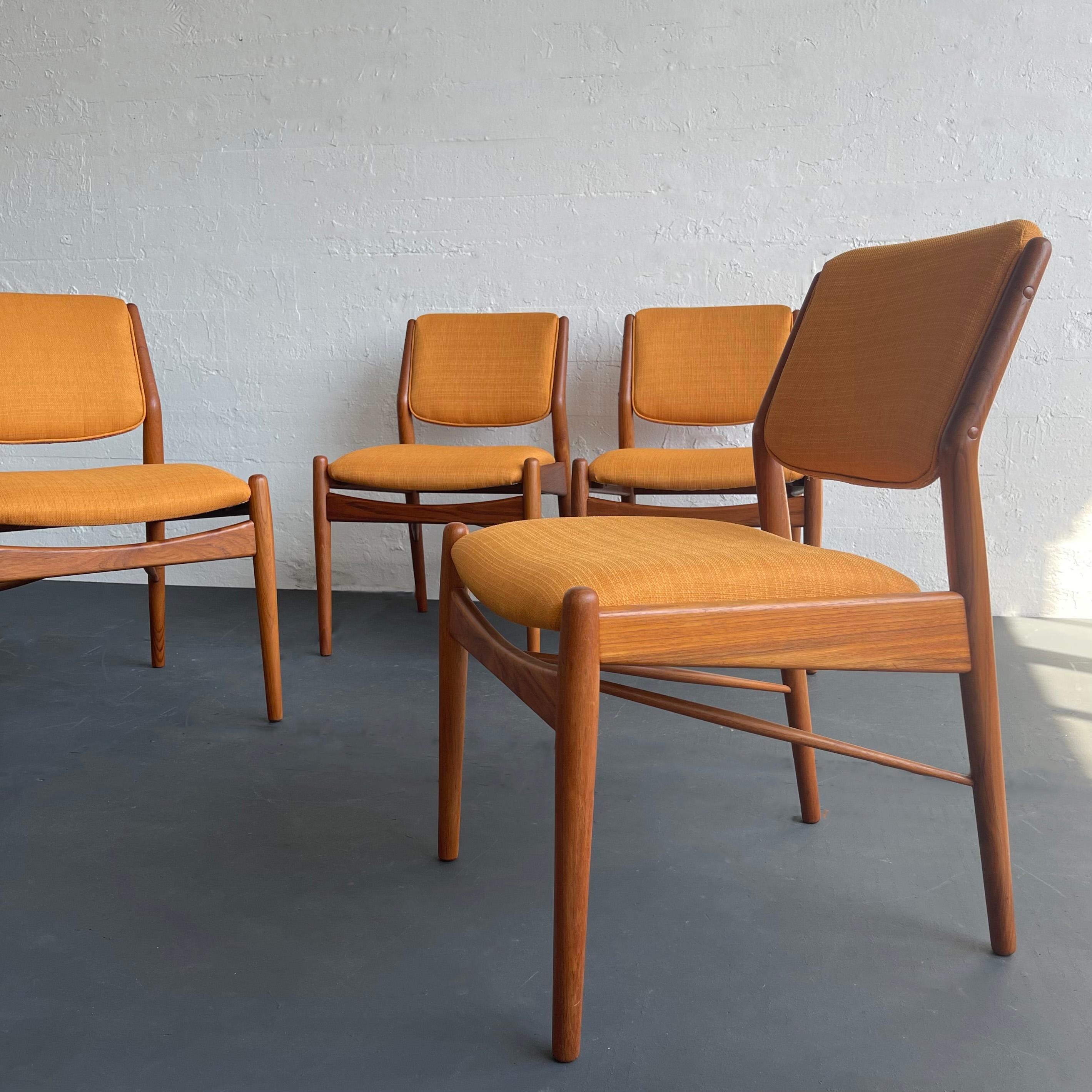 Sedie da pranzo in teak in stile moderno scandinavo di Arne Vodder per AM Mobler In condizioni buone in vendita a Brooklyn, NY