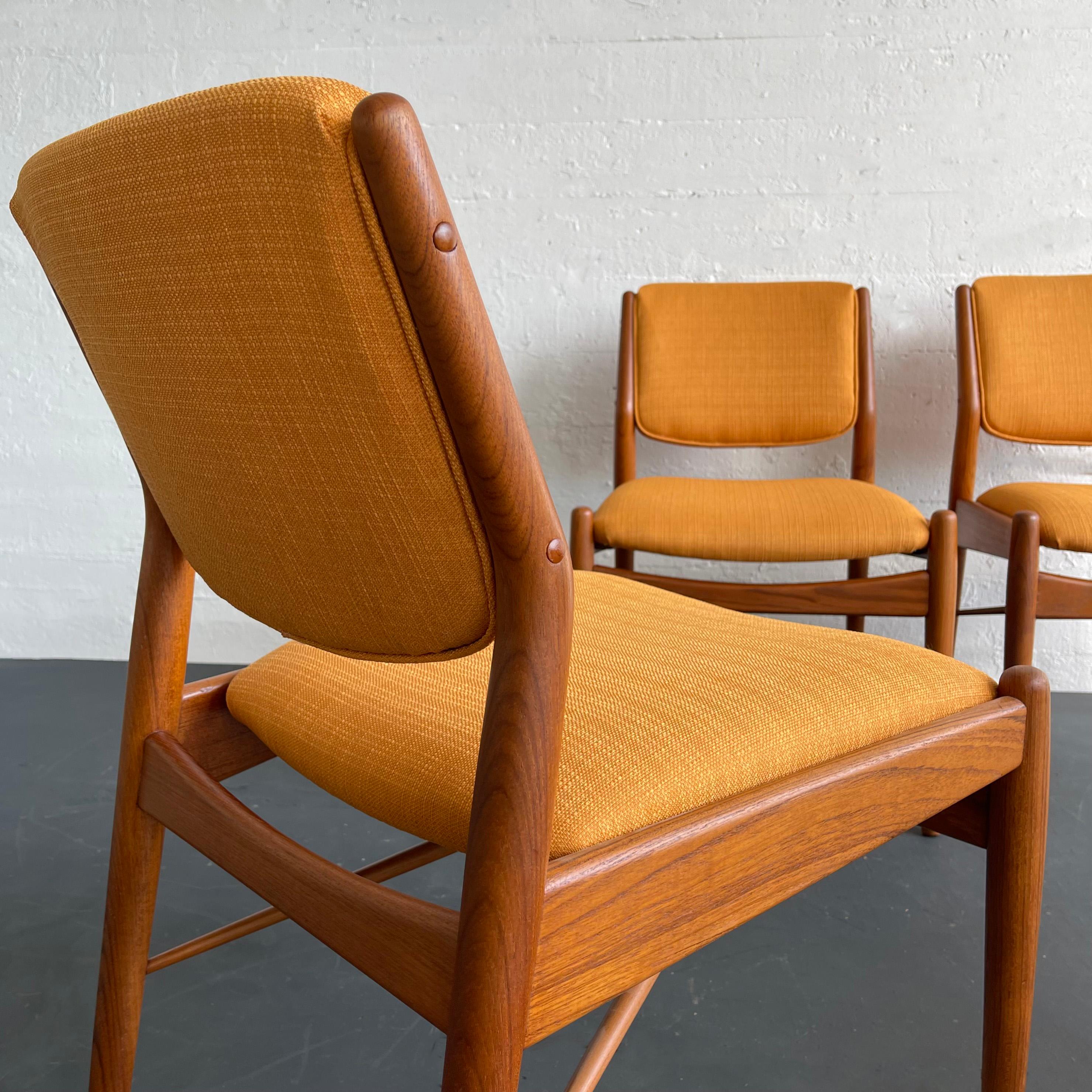 Teak Sedie da pranzo in teak in stile moderno scandinavo di Arne Vodder per AM Mobler in vendita